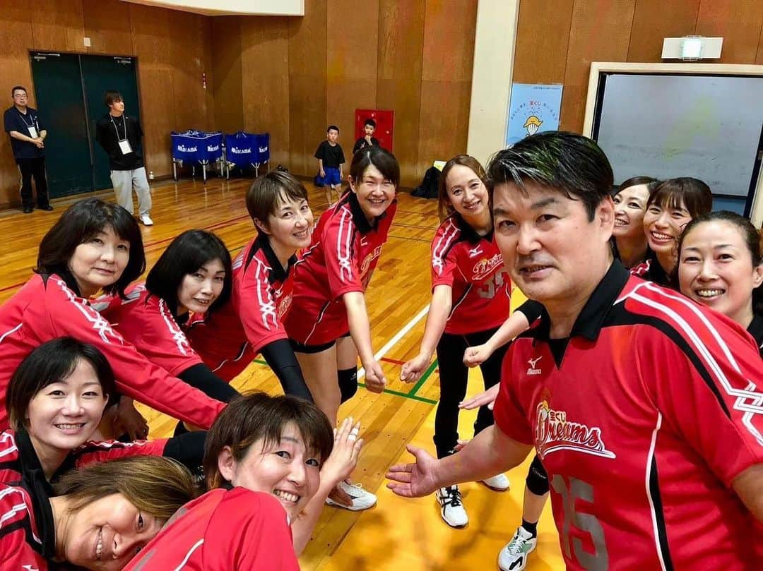 新鍋理沙のインスタグラム：「. 宝くじスポーツフェア はつらつママさんバレーボール IN 長野県辰野町🏐  毎回行く時はちょっとだけドキドキするんだけど、始まると楽しくてあっという間に終わっちゃう🥹 今回もとっても楽しかったです♡  辰野町とーってもいいところ！ 前日の夜は蛍も見れて感激でした✨  皆さまお疲れさまでしたー🙌  #植田辰哉 さん #江上由美 さん #ヨーコゼッターランド さん #永富有紀 さん #坂本清美 さん #多治見麻子 さん #田中姿子 さん #宝来麻紀子 さん #佐野優子 さん #落合真理 さん #佐藤あり紗 さん」