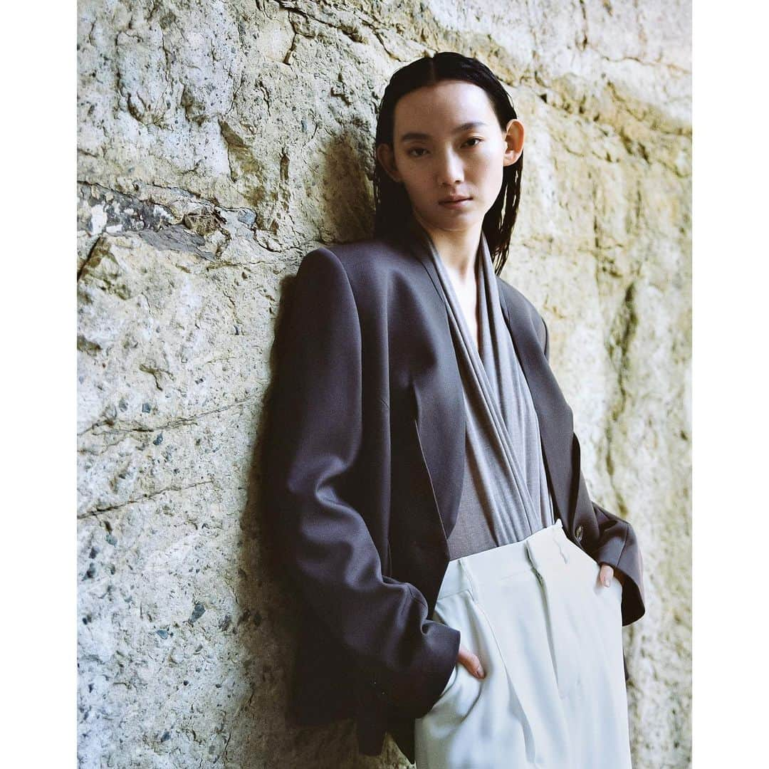 AKIRA NAKAのインスタグラム：「AKIRANAKA Pre-Fall 2023  The Collection available on AKIRANAKA.COM on June 22th.  Photographer: @dong_huan_huan  Hair: @goutsugihair  Makeup: @shinoizumiari  Model: @_hahn1010   #AKIRANAKA #アキラナカ #PF23 #Brancusi #ConstantinBrancusi」