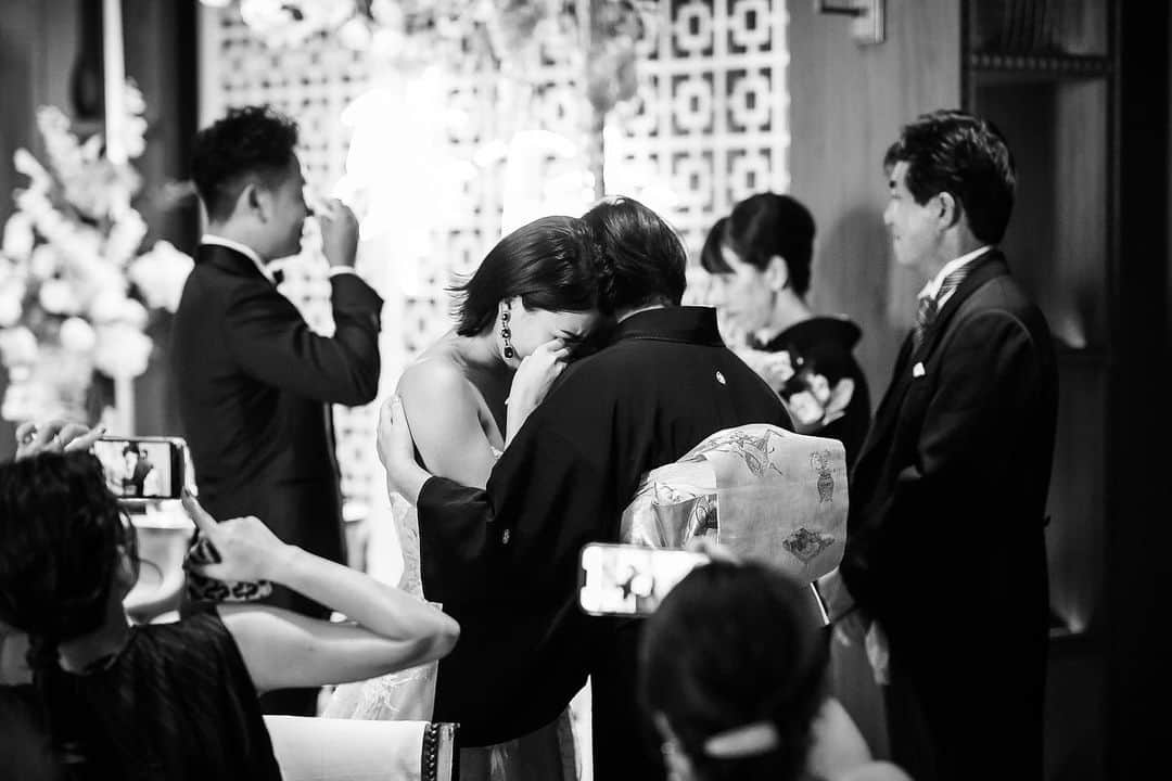 ラヴィ•ファクトリーさんのインスタグラム写真 - (ラヴィ•ファクトリーInstagram)「. 【写真で叶える結婚式】 . 挙式シーンからご家族との感動シーンまで📸  一生忘れることができない特別な1日だからこそ 一瞬も撮り逃すことができません🦢  全ての瞬間を思い出と共にフォトに残しませんか？✨ . —————— ラヴィファクトリー: @fukuoka_laviephotography Photographer: @aki_batakanobu  AREA:JAPAN,FUKUOKA —————— @laviefactoryをフォローして #laviefactory #ラヴィファクトリー のハッシュタグをつけて お写真を投稿してみてくださいね✳︎ . こちらの公式IG（@laviefactory） で取り上げさせていただきます✨ . 思わず笑顔になれるハートのある 「家族写真」はラヴィクルール* >>>@laviecouleur_official . #wedding #weddingphotography #photo  #ハートのある写真 #instawedding #結婚写真 #ウェディング #ウェディングフォト #撮影指示書 #ロケーションフォト #前撮り#写真好きな人と繋がりたい #フォトウェディング #卒花 #後撮り #ウェディングニュース #前撮り小物 #前撮りフォト #前撮りアイテム #ウェディング撮影 #撮影構図 #前撮りアイディア #撮影指示書 #花嫁コーディネート #結婚式 #結婚式密着 #披露宴 #結婚式フォト」6月19日 17時25分 - laviefactory
