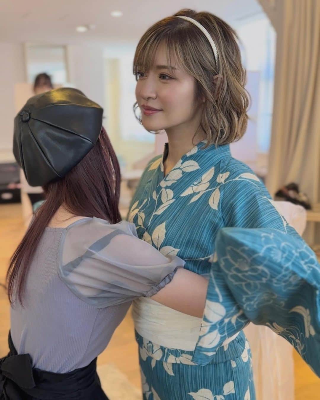 のインスタグラム：「. @luline.jp さんの撮影で浴衣👘🩵 夏ですねぇ... 数年ぶりに着ましたがテンションが爆上がったので今年は一回くらい浴衣でお出掛けしたいです..  でも人混みは苦手です..  水着も着たいしウォータースライダーで滅茶苦茶になりたいです。  でも人混みは苦手です... BBQもしたいです... 海より実は川派です......  夏ウェイ☀️  #浴衣 #浴衣ヘアアレンジ #浴衣ヘア  #浴衣デート #yukatagirl」