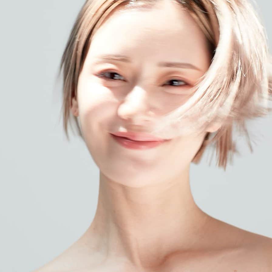 ピースオブシャイン株式会社のインスタグラム：「年齢が見えやすいのは目元と首元。 目元は乾燥させると直ぐシワになりやすい部分です。 一方首元はケアを見落としがちで、 日焼け止めを塗らなかったり、保湿しないことで、顔との色の差、紫外線や乾燥によるシワなどが出来てしまいます。  首元もお顔と同様、しっかりケアしてあげることがとても大切です。  今直ぐできることは  ◼️シートマスクの残った液を胸元まで塗る ◼️化粧水をコットンに浸し余分な皮脂や汚れを拭き取る ◼️ビタミンC美容液をたっぷり塗布してあげる ◼️家の中でも首元までしっかり日焼け止めを塗布する  ビタドロップがお手元に届いたら是非 お首まで塗布してケアしてみて下さい。 透明感、キメの整った首元、デコルテラインを実現出来ますよ☺️  ◼️6月1日新発売 VITADROP →通常価格 6270円（税込）＋送料660円 →初回限定価格 4,400円（税込）  #ビタミンC#ビタミンc美容液#ビタミンc誘導体#くすみ改善#エイジングケア美容液#抗酸化作用#抗酸化#ビタドロップ#VITADROP#peaceofshine#ビタミンe」