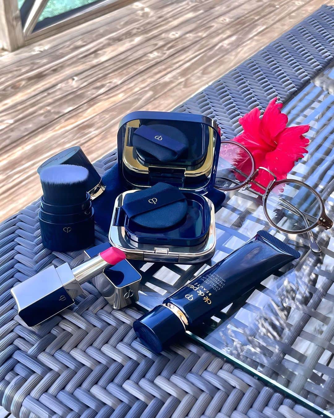 のインスタグラム：「#cosme  出国前に空港でクレドを沢山購入しました♥︎  欲しかった物は国内でタッチアップして、 JAPAN DUTY FREEのオンラインの事前注文で5%OFF 結果的に、免税＋割引で15%OFFに♡  出国予定の場合は、 成田でも羽田でもJAPAN DUTY FREEで予約するとかなりお得に購入できるんですよね⋆*  ⋆┈購入品┈┈┈┈┈┈┈┈┈┈┈┈┈┈⋆ 𖣔タンクッションエクラ ルミヌ   言わずもがなの乾燥知らずで   適度なカバー力に仕上がります⟡.· ︎︎︎︎︎︎𖣔 ヴォワールコレクチュールｎ   ツヤと透明感を購入している気持ち。 ︎︎︎︎︎︎𖣔パンソーポルターブル   これでクッションファンデを付けると   密着力upした感じでとても綺麗に仕上がります。 ︎︎︎︎︎︎𖣔 ルージュアレーブル ブリアン   213 プレイフル ピンク   かなり明るめのピンクでドキドキしたけれど、  ブルベ夏さんにはお肌が明るく見えるのでオススメです♥ ⋆┈┈┈┈┈┈┈┈┈┈┈┈┈┈┈⋆ これも、 旅行の楽しみです♥  #クレドポーボーテ #ベースメイク #ファンデーション #foundation #スキンケア #skincare #保湿 #美肌 #美肌ケア  #コスメ #cosmetic #cosmetics #メイク #makeup #デパコス #美容 #ClédePeauBeauté」