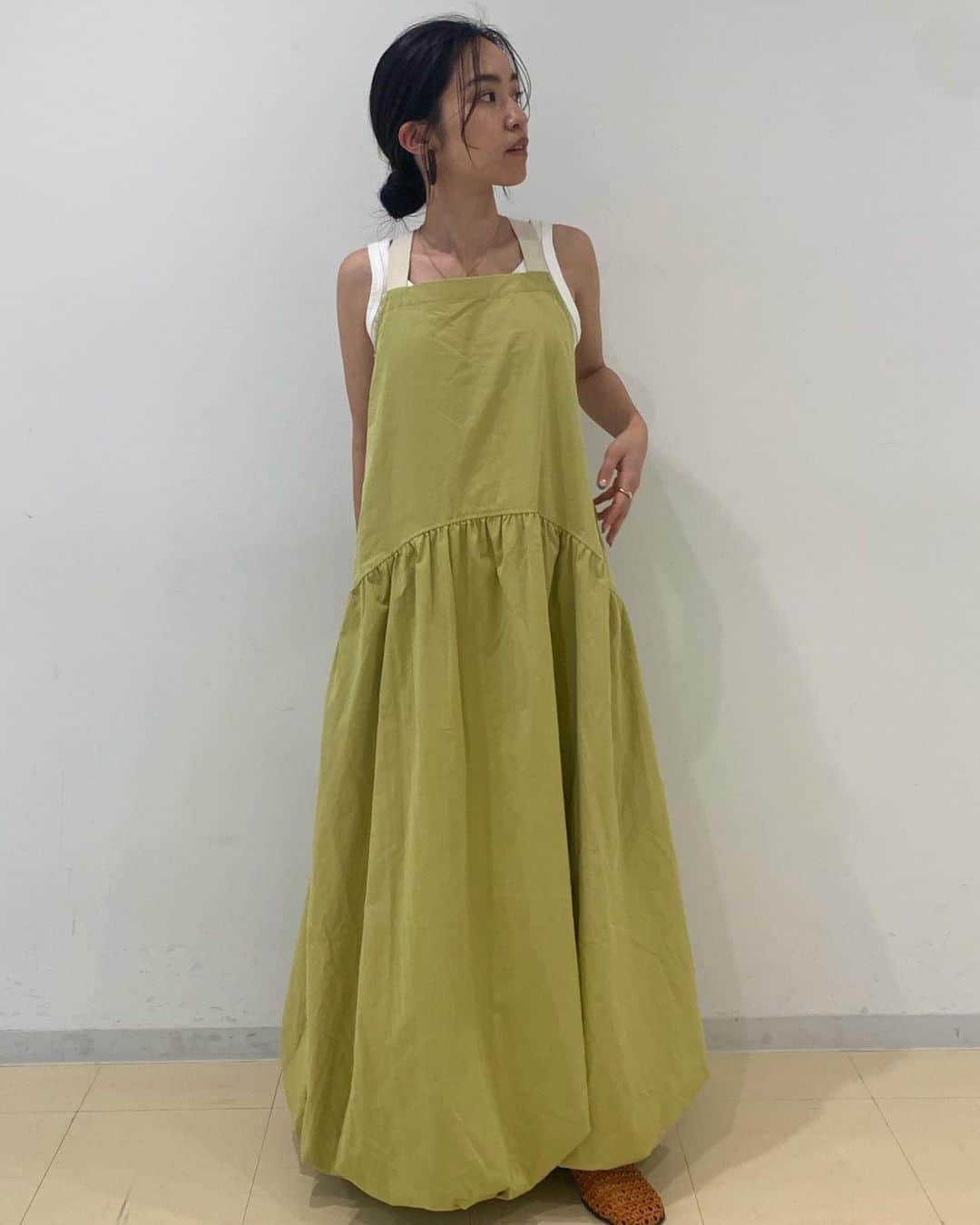 RUNWAY channelさんのインスタグラム写真 - (RUNWAY channelInstagram)「. . 【DRESS by height】 人気ワンピースの身長別STAFFコーデを紹介💞 通販あるある・・ワンピースの丈感のお悩みを解決！   紹介ワンピース ▶Ungrid：バックデザインバルーンワンピース ItemNo:1123303425    １．152cm：着用サイズF 写真はヒール合わせですが、 152cmでフラットシューズもギリギリ大丈夫でした◎ 後ろの紐で調節ができるので1番短くして着ました✨    ２．157cm：着用サイズF 丈の長さは肩紐調節が可能！！    ３．160cm：着用サイズF バルーンデザインが新鮮で、シンプルだけど一枚でシルエット完璧！！ アジャスター付きなので身長問わず着やすいデザインです♡    ･･････････････････････････････ ⁡ 📢続きはRUNWAYchannelで！  ／ RUNWAYchannelお得情報をお知らせ📢 ＼   ■会員限定特別イベント開催中 ■商品お気に入り登録でポイントが貯まる ⁡ ･･････････････････････････････ ⁡ #ファッション  #RUNWAYchannel#ランウェイチャンネル #OOTD#お気に入り #Ungrid #バルーンワンピース#ワンピース#ファッション#fashion#デイリールック#dailylook#タンクトップ#ワンピース#夏コーデ#30代コーデ#30代ファッション#オフィスファッション#主婦ファッション#主婦コーデ#高身長#低身長#身長別#低身長コーデ#高身長コーデ」6月19日 17時34分 - runway_channel