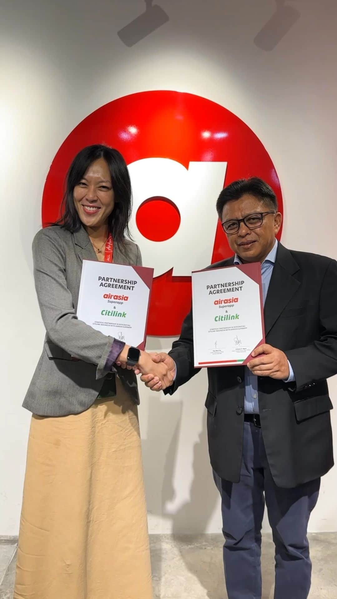 エアアジアのインスタグラム：「Citilink, one of Indonesia’s key low-cost carriers with over 90 routes across its network is now available for booking on airasia Superapp, providing travellers with a wider, more flexible, and affordable travel experience ✈️  Hit that follow button to stay on top of all the exciting happenings and promos at airasia Superapp!   #airasiasuperapp #citilink #citilinkindonesia #travel #exploreyourway」