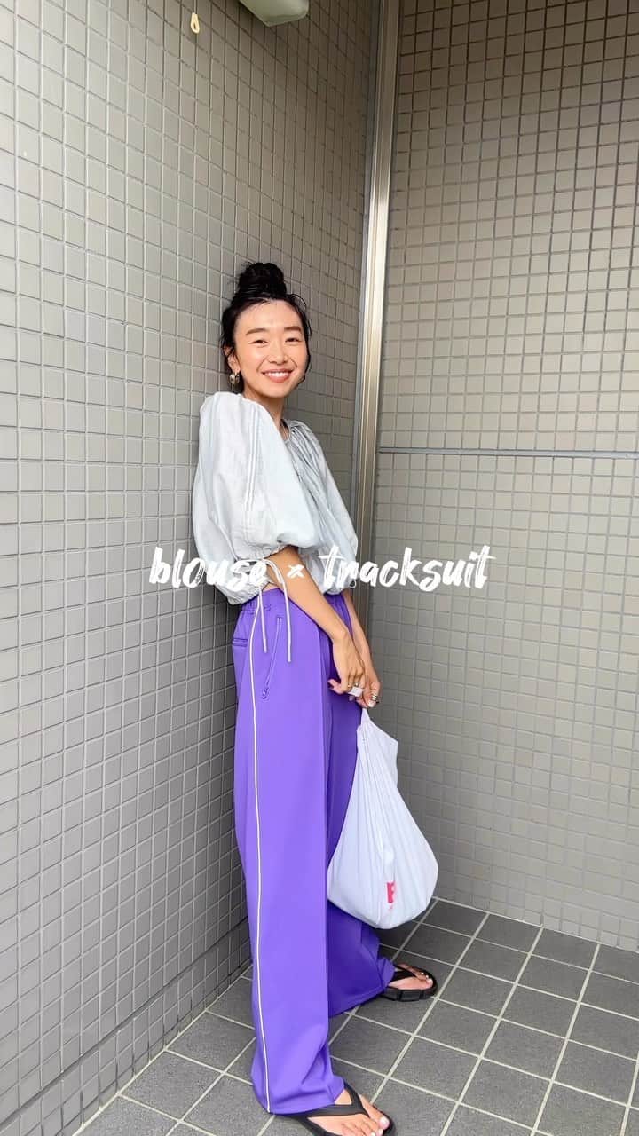 のインスタグラム：「ふわっとブラウスとカラージャージ🍇 何かとはずすのに活躍するジャージパンツ✌🏽 これまた週末にも良さそうで気になる存在💭  #searoomlynn #カラーファッション#カジュアル服」