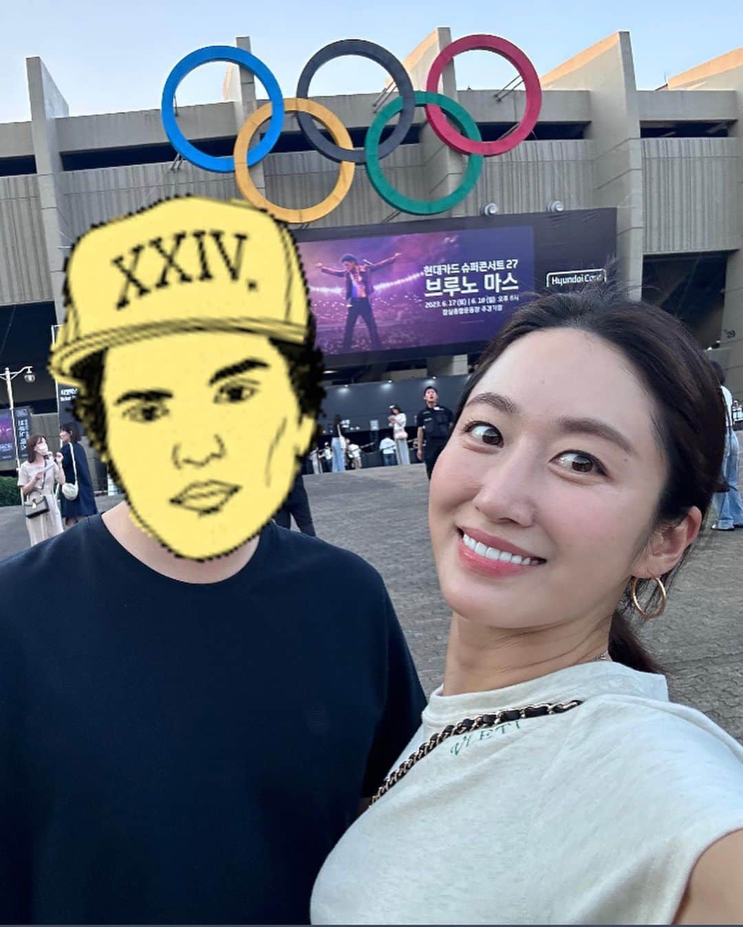 チョン・ヘビンのインスタグラム：「진짜진짜진짜  사랑해요 브루노마스❤️‍🔥 에프터파티까지 이젠 여한이 없다 브루노마스랑 사진못찍었지만 브루노마스스타일의 추상이랑 😜」