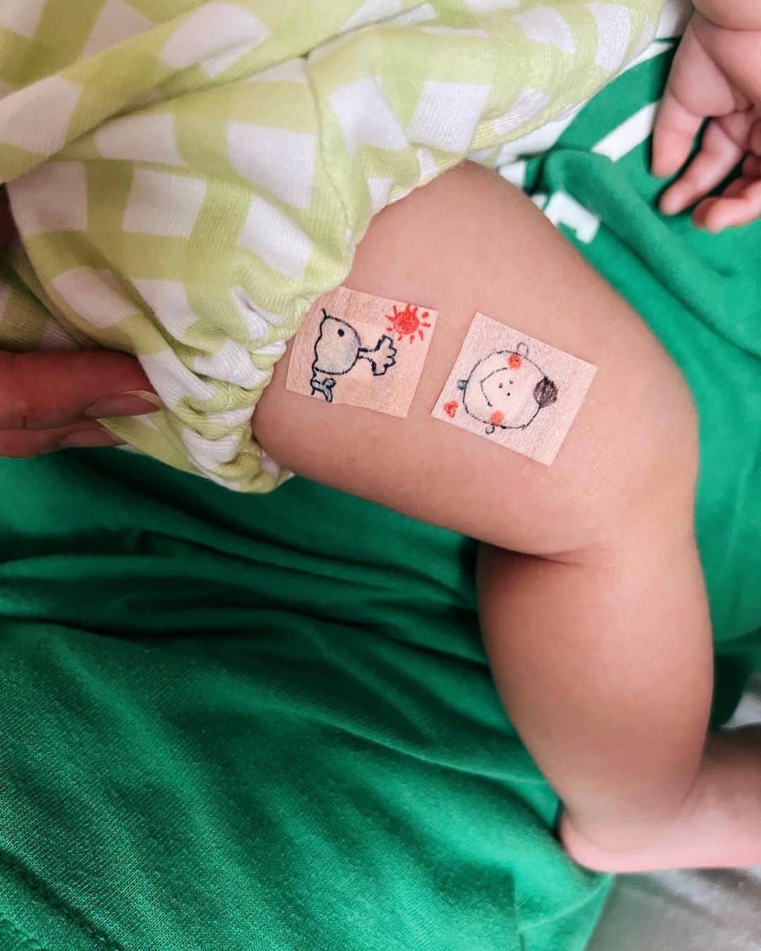 マイコ さんのインスタグラム写真 - (マイコ Instagram)「* 予防接種💉 初めての注射🥹 何本もがんばりました💮 呼ばれるまで寝てたから 飲むお薬は寝ぼけてゴクゴク飲んでた🤣 かわいい絆創膏よかったね🩹 ・ ・ ・ ・ #赤ちゃんのいる生活#生後2ヶ月#予防接種#育児ママ」6月19日 17時40分 - maicorori