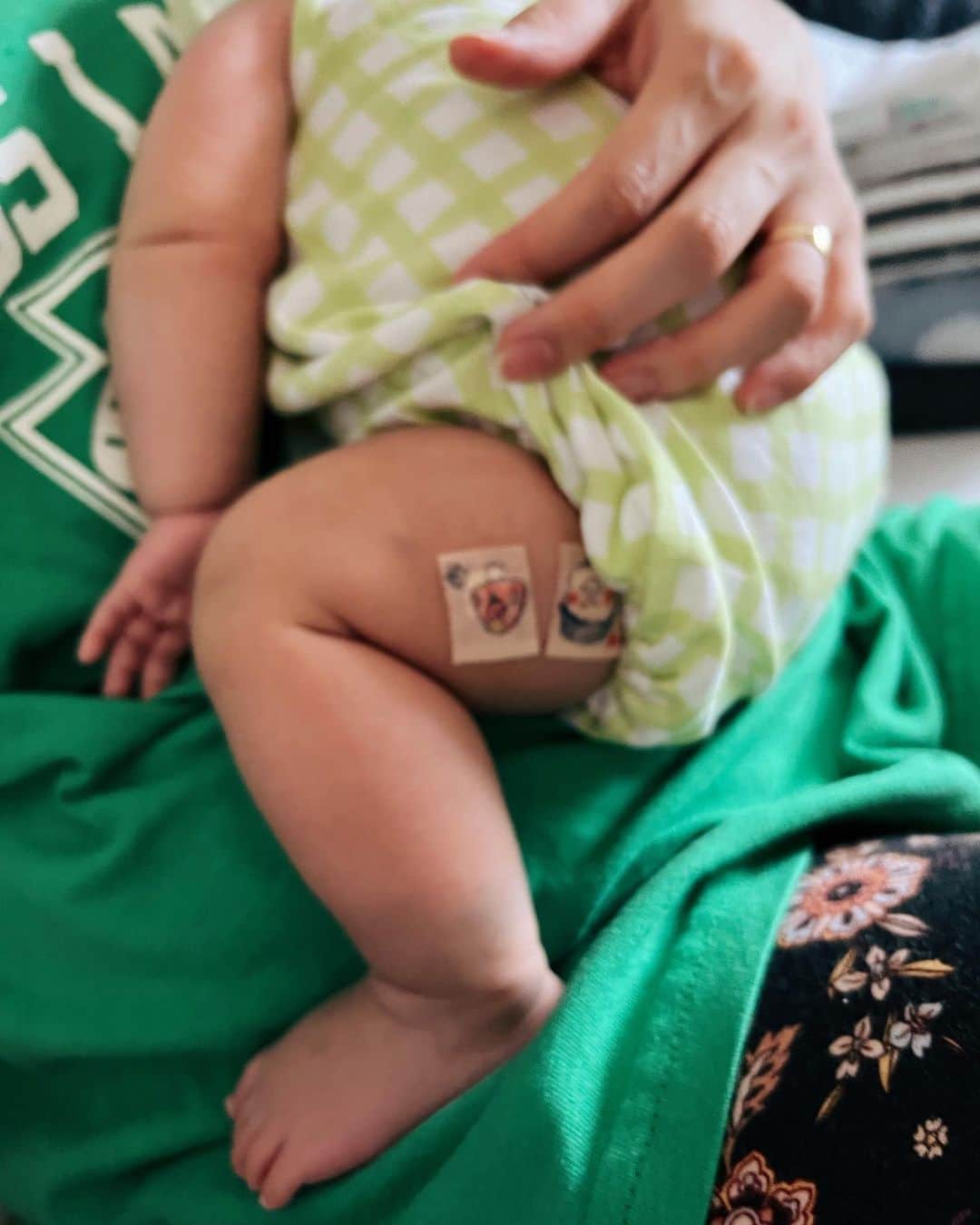 マイコ のインスタグラム：「* 予防接種💉 初めての注射🥹 何本もがんばりました💮 呼ばれるまで寝てたから 飲むお薬は寝ぼけてゴクゴク飲んでた🤣 かわいい絆創膏よかったね🩹 ・ ・ ・ ・ #赤ちゃんのいる生活#生後2ヶ月#予防接種#育児ママ」