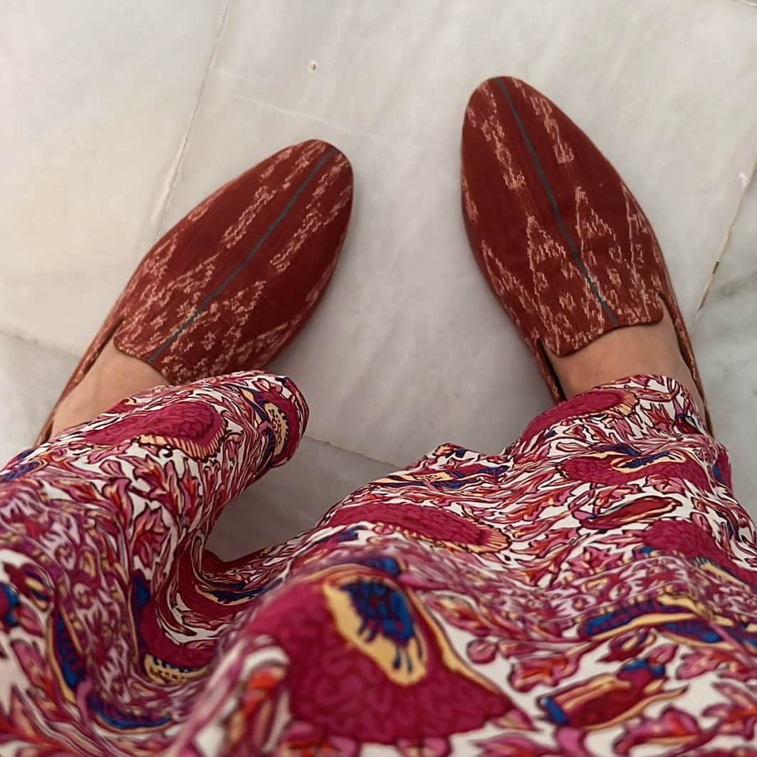 ベックスロックスさんのインスタグラム写真 - (ベックスロックスInstagram)「#Slippers  Slipping into the new moon week with conscious style.  ⠀⠀⠀⠀⠀⠀⠀⠀⠀ “Made by the people, for the people.”  The Art Of Slow, Artisanal bespoke luxury.  ⠀⠀⠀⠀⠀⠀⠀⠀⠀ An ever evolving symbolic collection bridging worlds through co-creation. Each pair is One of a Kind.  ⠀⠀⠀⠀⠀⠀⠀⠀⠀ We use up-cycled scraps from our wearable art pieces that are  plant dyed and hand loomed over the course of a year. ⠀⠀⠀⠀⠀⠀⠀⠀⠀ To learn more DM or send us a message. ⠀⠀⠀⠀⠀⠀⠀⠀⠀  #TheArtofSlow #bespokeslippers  #indigenoustextiles #trusttheprocess #theartofancestors #tribaltextiles #storytelling #artisanmade」6月19日 17時42分 - rcollectivestudio