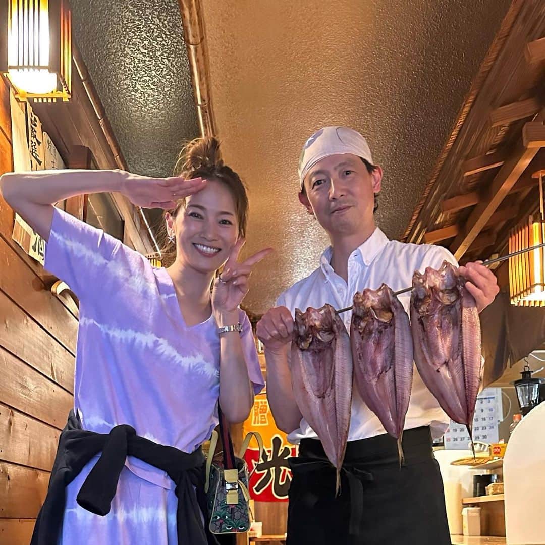 倉本康子さんのインスタグラム写真 - (倉本康子Instagram)「★ 〜ヤッコの酒旅〜 「焼魚　ますだ」@苫小牧  札幌から苫小牧へ移動。 目的の１つでもあった「焼魚ますだ」さんへ。  札幌でも海の幸を堪能していたものの、苫小牧は特に美味しいと聞き、やはりお刺身でスタート。  そしてまた出会えた🐙の頭🤩 (やっぱり大好き) そして、マツカワガレイ！ 初めて食しましたが...おいしー！ 弾力があって、旨味が強くて！ 本鮪の赤身や帆立、シメサバも堪能🤤  店内に干されているホッケは「ますだ」自慢の一品だそうで、それならばと注文。  お話しを伺うと「ますだ」さんは70年程続く老舗ですが、3代目の大将も伝統を守って、朝からホッケのウロコと格闘し、皮をツルリンと仕上げているそうです。大変な作業でもそれは伝統だし、美味しさの為には欠かせないことなんだそう。  焼き上がってきたホッケは脂がのって、それでいてくどくなく、絶品😋  自家製イカ塩辛も抜群で、ジャガ塩辛🥔も食べましたが 熱々ご飯に塩辛とバターをのせていただく「バター塩辛ご飯」が最高のシメ！  〝その土地ならではの食材を丁寧なお仕事で提供してくださるお店に出会う〟というのは、まさに旅の醍醐味！  ヤッコの酒旅〜苫小牧編〜も 万歳、万歳、万歳〜!!!🤩🙌  NO ALCOHOL, NO LIFE !!  #ヤッコの酒旅 #noalcholnolife #酒場 #居酒屋 #バー #酒旅 #倉本康子 #かんぱいでーす #乾杯でーす #アラフィフファッション #アラフォーファッション #ootd #カジュアルコーデ #fashion #fashioncordinate #izakaya #焼魚ますだ #焼き魚ますだ #ますだ #苫小牧 #苫小牧グルメ #大将が従兄弟に似てる #類さんの色紙発見 #tomakomai #hokkaido #ヤッコ持ち」6月19日 17時45分 - yasuko_kuramoto_yakko