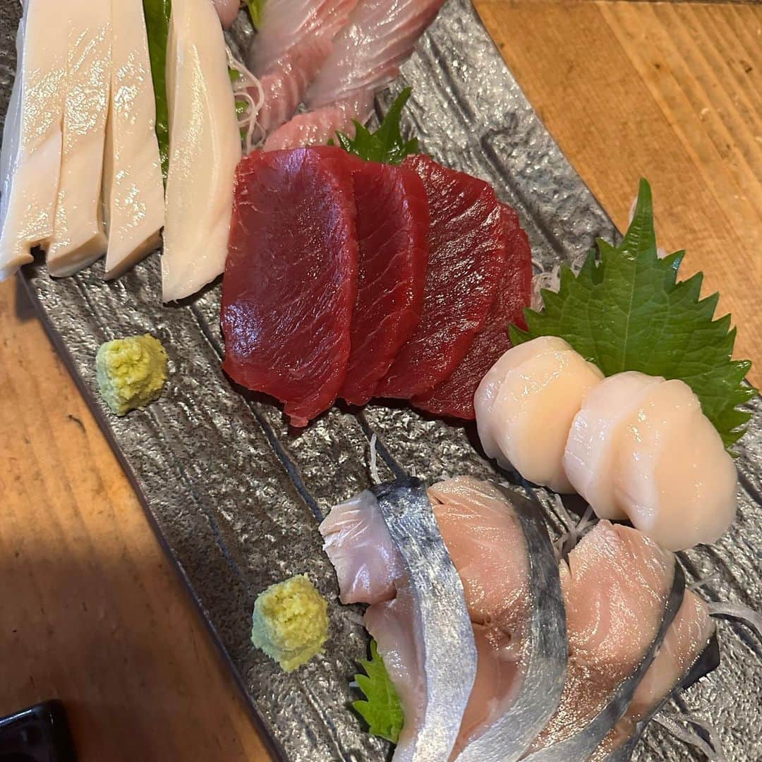 倉本康子さんのインスタグラム写真 - (倉本康子Instagram)「★ 〜ヤッコの酒旅〜 「焼魚　ますだ」@苫小牧  札幌から苫小牧へ移動。 目的の１つでもあった「焼魚ますだ」さんへ。  札幌でも海の幸を堪能していたものの、苫小牧は特に美味しいと聞き、やはりお刺身でスタート。  そしてまた出会えた🐙の頭🤩 (やっぱり大好き) そして、マツカワガレイ！ 初めて食しましたが...おいしー！ 弾力があって、旨味が強くて！ 本鮪の赤身や帆立、シメサバも堪能🤤  店内に干されているホッケは「ますだ」自慢の一品だそうで、それならばと注文。  お話しを伺うと「ますだ」さんは70年程続く老舗ですが、3代目の大将も伝統を守って、朝からホッケのウロコと格闘し、皮をツルリンと仕上げているそうです。大変な作業でもそれは伝統だし、美味しさの為には欠かせないことなんだそう。  焼き上がってきたホッケは脂がのって、それでいてくどくなく、絶品😋  自家製イカ塩辛も抜群で、ジャガ塩辛🥔も食べましたが 熱々ご飯に塩辛とバターをのせていただく「バター塩辛ご飯」が最高のシメ！  〝その土地ならではの食材を丁寧なお仕事で提供してくださるお店に出会う〟というのは、まさに旅の醍醐味！  ヤッコの酒旅〜苫小牧編〜も 万歳、万歳、万歳〜!!!🤩🙌  NO ALCOHOL, NO LIFE !!  #ヤッコの酒旅 #noalcholnolife #酒場 #居酒屋 #バー #酒旅 #倉本康子 #かんぱいでーす #乾杯でーす #アラフィフファッション #アラフォーファッション #ootd #カジュアルコーデ #fashion #fashioncordinate #izakaya #焼魚ますだ #焼き魚ますだ #ますだ #苫小牧 #苫小牧グルメ #大将が従兄弟に似てる #類さんの色紙発見 #tomakomai #hokkaido #ヤッコ持ち」6月19日 17時45分 - yasuko_kuramoto_yakko