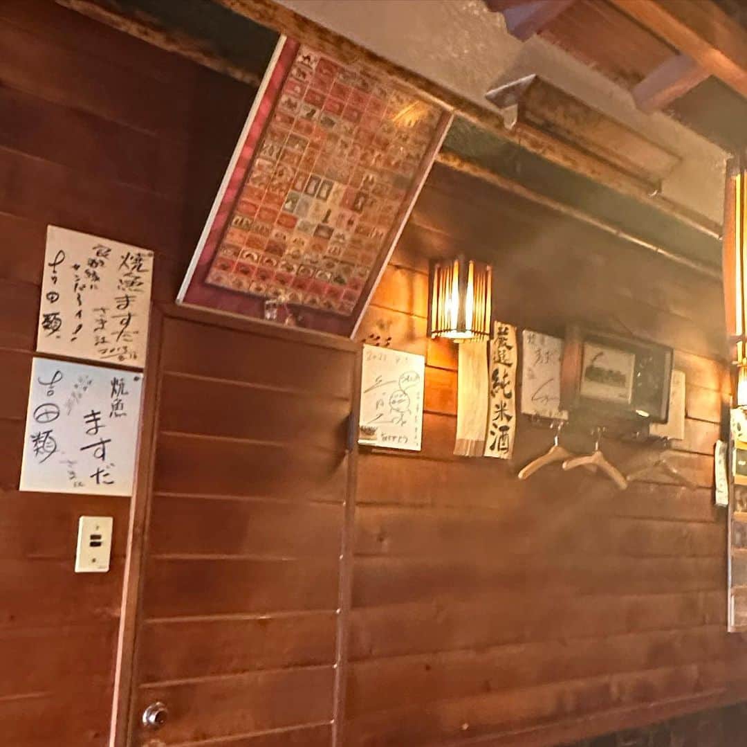 倉本康子さんのインスタグラム写真 - (倉本康子Instagram)「★ 〜ヤッコの酒旅〜 「焼魚　ますだ」@苫小牧  札幌から苫小牧へ移動。 目的の１つでもあった「焼魚ますだ」さんへ。  札幌でも海の幸を堪能していたものの、苫小牧は特に美味しいと聞き、やはりお刺身でスタート。  そしてまた出会えた🐙の頭🤩 (やっぱり大好き) そして、マツカワガレイ！ 初めて食しましたが...おいしー！ 弾力があって、旨味が強くて！ 本鮪の赤身や帆立、シメサバも堪能🤤  店内に干されているホッケは「ますだ」自慢の一品だそうで、それならばと注文。  お話しを伺うと「ますだ」さんは70年程続く老舗ですが、3代目の大将も伝統を守って、朝からホッケのウロコと格闘し、皮をツルリンと仕上げているそうです。大変な作業でもそれは伝統だし、美味しさの為には欠かせないことなんだそう。  焼き上がってきたホッケは脂がのって、それでいてくどくなく、絶品😋  自家製イカ塩辛も抜群で、ジャガ塩辛🥔も食べましたが 熱々ご飯に塩辛とバターをのせていただく「バター塩辛ご飯」が最高のシメ！  〝その土地ならではの食材を丁寧なお仕事で提供してくださるお店に出会う〟というのは、まさに旅の醍醐味！  ヤッコの酒旅〜苫小牧編〜も 万歳、万歳、万歳〜!!!🤩🙌  NO ALCOHOL, NO LIFE !!  #ヤッコの酒旅 #noalcholnolife #酒場 #居酒屋 #バー #酒旅 #倉本康子 #かんぱいでーす #乾杯でーす #アラフィフファッション #アラフォーファッション #ootd #カジュアルコーデ #fashion #fashioncordinate #izakaya #焼魚ますだ #焼き魚ますだ #ますだ #苫小牧 #苫小牧グルメ #大将が従兄弟に似てる #類さんの色紙発見 #tomakomai #hokkaido #ヤッコ持ち」6月19日 17時45分 - yasuko_kuramoto_yakko