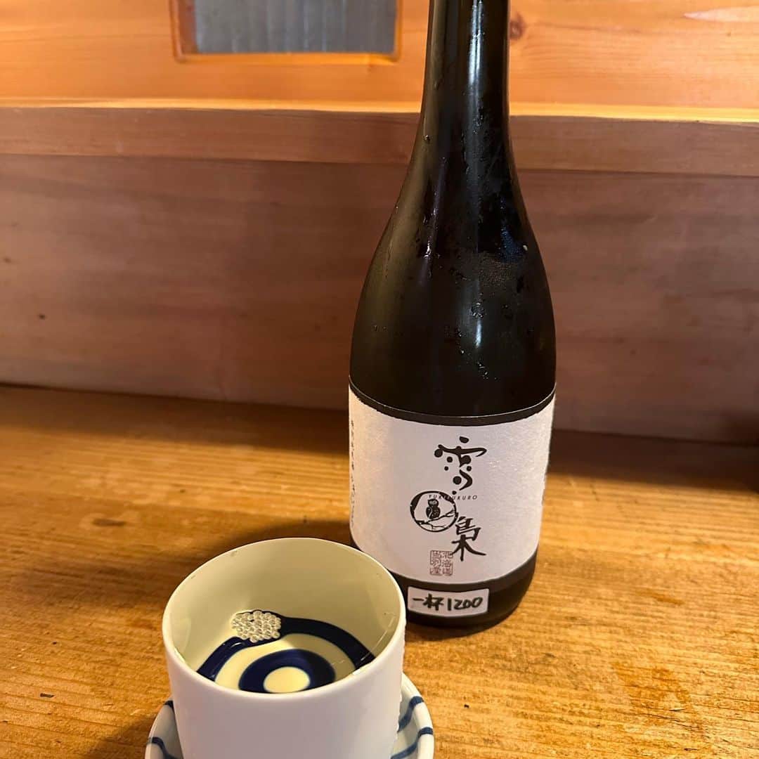 倉本康子さんのインスタグラム写真 - (倉本康子Instagram)「★ 〜ヤッコの酒旅〜 「焼魚　ますだ」@苫小牧  札幌から苫小牧へ移動。 目的の１つでもあった「焼魚ますだ」さんへ。  札幌でも海の幸を堪能していたものの、苫小牧は特に美味しいと聞き、やはりお刺身でスタート。  そしてまた出会えた🐙の頭🤩 (やっぱり大好き) そして、マツカワガレイ！ 初めて食しましたが...おいしー！ 弾力があって、旨味が強くて！ 本鮪の赤身や帆立、シメサバも堪能🤤  店内に干されているホッケは「ますだ」自慢の一品だそうで、それならばと注文。  お話しを伺うと「ますだ」さんは70年程続く老舗ですが、3代目の大将も伝統を守って、朝からホッケのウロコと格闘し、皮をツルリンと仕上げているそうです。大変な作業でもそれは伝統だし、美味しさの為には欠かせないことなんだそう。  焼き上がってきたホッケは脂がのって、それでいてくどくなく、絶品😋  自家製イカ塩辛も抜群で、ジャガ塩辛🥔も食べましたが 熱々ご飯に塩辛とバターをのせていただく「バター塩辛ご飯」が最高のシメ！  〝その土地ならではの食材を丁寧なお仕事で提供してくださるお店に出会う〟というのは、まさに旅の醍醐味！  ヤッコの酒旅〜苫小牧編〜も 万歳、万歳、万歳〜!!!🤩🙌  NO ALCOHOL, NO LIFE !!  #ヤッコの酒旅 #noalcholnolife #酒場 #居酒屋 #バー #酒旅 #倉本康子 #かんぱいでーす #乾杯でーす #アラフィフファッション #アラフォーファッション #ootd #カジュアルコーデ #fashion #fashioncordinate #izakaya #焼魚ますだ #焼き魚ますだ #ますだ #苫小牧 #苫小牧グルメ #大将が従兄弟に似てる #類さんの色紙発見 #tomakomai #hokkaido #ヤッコ持ち」6月19日 17時45分 - yasuko_kuramoto_yakko
