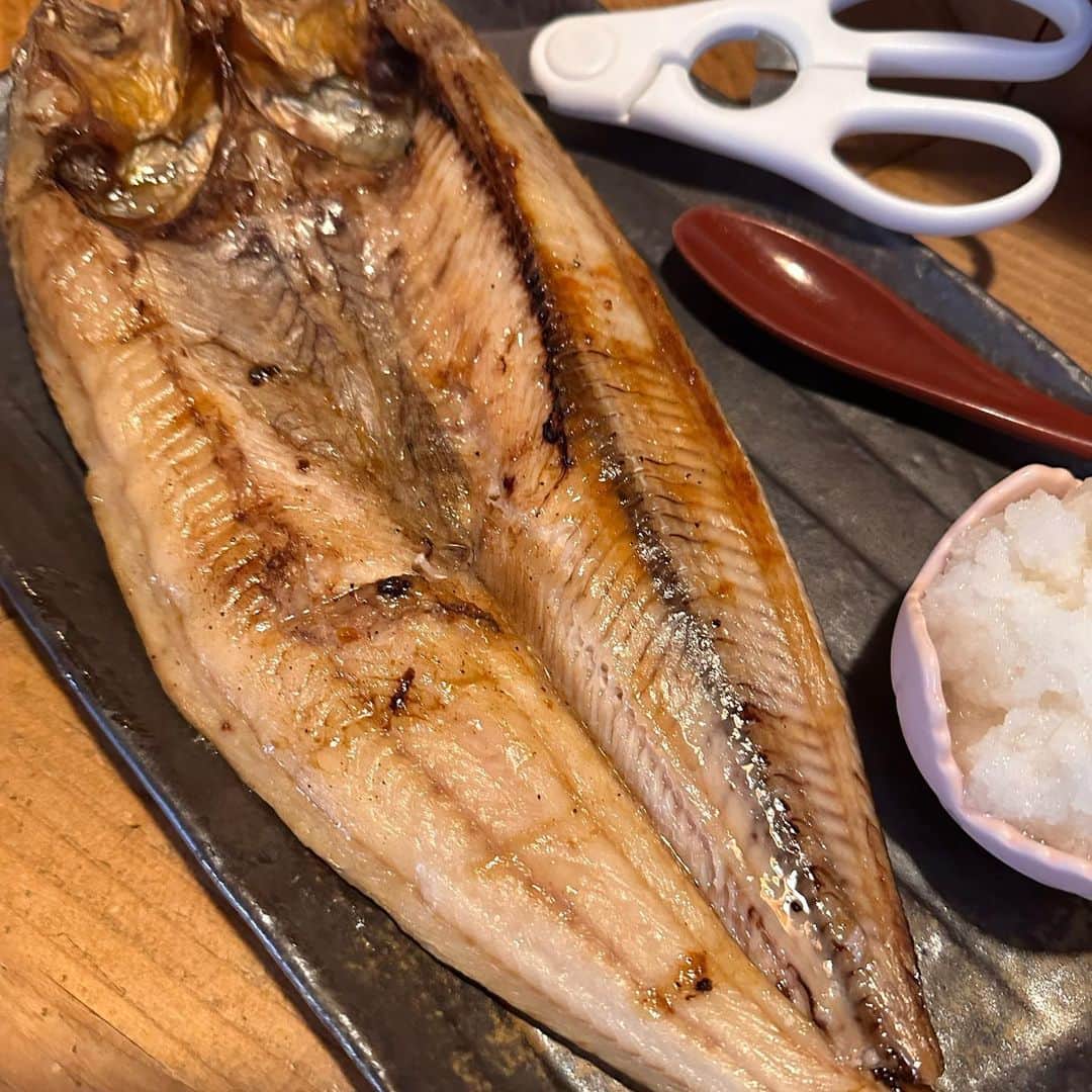 倉本康子さんのインスタグラム写真 - (倉本康子Instagram)「★ 〜ヤッコの酒旅〜 「焼魚　ますだ」@苫小牧  札幌から苫小牧へ移動。 目的の１つでもあった「焼魚ますだ」さんへ。  札幌でも海の幸を堪能していたものの、苫小牧は特に美味しいと聞き、やはりお刺身でスタート。  そしてまた出会えた🐙の頭🤩 (やっぱり大好き) そして、マツカワガレイ！ 初めて食しましたが...おいしー！ 弾力があって、旨味が強くて！ 本鮪の赤身や帆立、シメサバも堪能🤤  店内に干されているホッケは「ますだ」自慢の一品だそうで、それならばと注文。  お話しを伺うと「ますだ」さんは70年程続く老舗ですが、3代目の大将も伝統を守って、朝からホッケのウロコと格闘し、皮をツルリンと仕上げているそうです。大変な作業でもそれは伝統だし、美味しさの為には欠かせないことなんだそう。  焼き上がってきたホッケは脂がのって、それでいてくどくなく、絶品😋  自家製イカ塩辛も抜群で、ジャガ塩辛🥔も食べましたが 熱々ご飯に塩辛とバターをのせていただく「バター塩辛ご飯」が最高のシメ！  〝その土地ならではの食材を丁寧なお仕事で提供してくださるお店に出会う〟というのは、まさに旅の醍醐味！  ヤッコの酒旅〜苫小牧編〜も 万歳、万歳、万歳〜!!!🤩🙌  NO ALCOHOL, NO LIFE !!  #ヤッコの酒旅 #noalcholnolife #酒場 #居酒屋 #バー #酒旅 #倉本康子 #かんぱいでーす #乾杯でーす #アラフィフファッション #アラフォーファッション #ootd #カジュアルコーデ #fashion #fashioncordinate #izakaya #焼魚ますだ #焼き魚ますだ #ますだ #苫小牧 #苫小牧グルメ #大将が従兄弟に似てる #類さんの色紙発見 #tomakomai #hokkaido #ヤッコ持ち」6月19日 17時45分 - yasuko_kuramoto_yakko