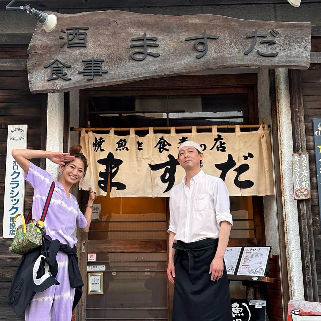 倉本康子さんのインスタグラム写真 - (倉本康子Instagram)「★ 〜ヤッコの酒旅〜 「焼魚　ますだ」@苫小牧  札幌から苫小牧へ移動。 目的の１つでもあった「焼魚ますだ」さんへ。  札幌でも海の幸を堪能していたものの、苫小牧は特に美味しいと聞き、やはりお刺身でスタート。  そしてまた出会えた🐙の頭🤩 (やっぱり大好き) そして、マツカワガレイ！ 初めて食しましたが...おいしー！ 弾力があって、旨味が強くて！ 本鮪の赤身や帆立、シメサバも堪能🤤  店内に干されているホッケは「ますだ」自慢の一品だそうで、それならばと注文。  お話しを伺うと「ますだ」さんは70年程続く老舗ですが、3代目の大将も伝統を守って、朝からホッケのウロコと格闘し、皮をツルリンと仕上げているそうです。大変な作業でもそれは伝統だし、美味しさの為には欠かせないことなんだそう。  焼き上がってきたホッケは脂がのって、それでいてくどくなく、絶品😋  自家製イカ塩辛も抜群で、ジャガ塩辛🥔も食べましたが 熱々ご飯に塩辛とバターをのせていただく「バター塩辛ご飯」が最高のシメ！  〝その土地ならではの食材を丁寧なお仕事で提供してくださるお店に出会う〟というのは、まさに旅の醍醐味！  ヤッコの酒旅〜苫小牧編〜も 万歳、万歳、万歳〜!!!🤩🙌  NO ALCOHOL, NO LIFE !!  #ヤッコの酒旅 #noalcholnolife #酒場 #居酒屋 #バー #酒旅 #倉本康子 #かんぱいでーす #乾杯でーす #アラフィフファッション #アラフォーファッション #ootd #カジュアルコーデ #fashion #fashioncordinate #izakaya #焼魚ますだ #焼き魚ますだ #ますだ #苫小牧 #苫小牧グルメ #大将が従兄弟に似てる #類さんの色紙発見 #tomakomai #hokkaido #ヤッコ持ち」6月19日 17時45分 - yasuko_kuramoto_yakko