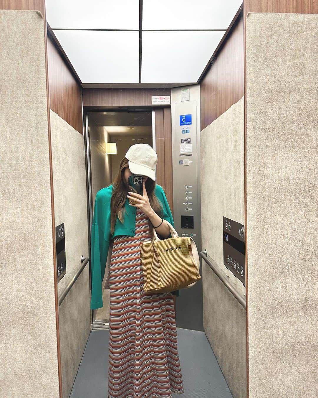 柴小聖さんのインスタグラム写真 - (柴小聖Instagram)「1枚で楽ちんな  アメリカンスリーブのワンピース👗  肌馴染みよくて スポーティーかつヘルシーな感じ  シンプルな無地３色と 夏のムードなマルチボーダー２色の ５色展開👌  @mivialoca さんです♡   #fashion  #mivialoca #春コーデ #大人カジュアル #夏コーデ #ノースリワンピ #夏ワンピ #アメスリワンピ #リブワンピ #ボーダーワンピ」6月19日 17時55分 - konona.official