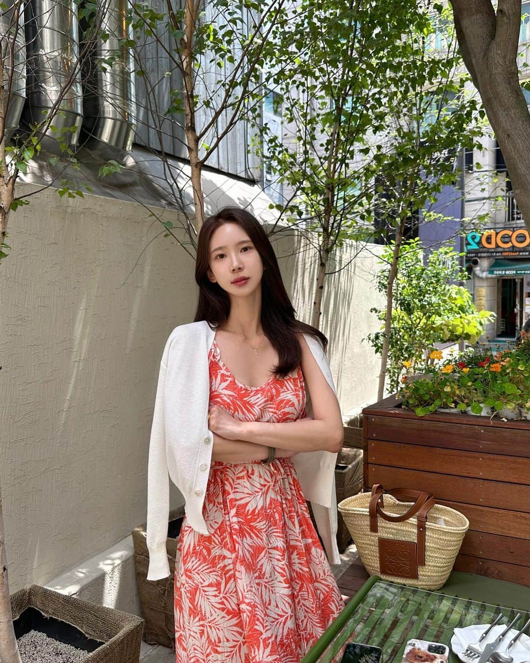 キム・ミニさんのインスタグラム写真 - (キム・ミニInstagram)「바스트오일 첫 출고 한다고 오늘 저희 다 혼비백산…🤪  이번 프로모션에는 각각 챙겨드릴 선물도 많고  오픈 이벤트도 많아서 오후까지 너무너무 바빴어요😆 첫 출고 무사히 마치고 부랴부랴 간만에 폭식하러 나왔습니다  저 역시 겨울보단 여름에 더 관리를 하니 여름 몸매가 좀 더 마른 편인데요, 말라도 그냥 힘없고 볼륨 없는 일자 몸매일 때와 탄력있게 마르고 볼륨감이 살아있는 몸매일 때의 행복감은 정말 하늘과 땅 차이에요!  나이를 먹어가는 모든 여성의 고민거리는 바로 탄력입니다. 그래서 우리는 피부 탄력을 위해서라면 시간,비용 아끼지 않고 기를 쓰고 달려들잖아요!  그런데 얼굴만큼 중요한 걸 빼먹으시는 경우가 있어요😯 어딘지는 이제 다 아시죠?  ☝🏻 이제 저를 보면 다들 물어봐요. 그리고 제가 먼저 어디서든 자신있게 말할 수 있어요. 저를 살려준 마법의 한 병의 존재를요!  4년 내내 수십통째 쓰고있는 제 나름의 몸매 유지 비법, 알만한 분들은 이제 다 아시는 바스트 퍼밍오일은 이렇게 몸매를 드러내는 여름에 가장 빛을 발하는 아이템입니다. 💪🏻  내일 받아보시면 차곡차곡 쟁여두고 하루도 빠짐없이 신나게 매일 밤 발라주시는 거예요!  변함없는 성원에 힘입어 빈병 인증 챌린지도 준비하고 있으니  진짜 열심히 발라주세요….  #저는다지켜보고있습니다 😎😎😎  오래전에 사서 구석에 쳐박혀 있다면 당장 꺼내서 오늘부터라도 시작해 주세요.  우리 모두 아직 늦지 않았어요 💪🏻❤️  #바스트오일 #퍼밍오일 #볼륨관리 #바디케어」6月19日 17時47分 - mimiwor