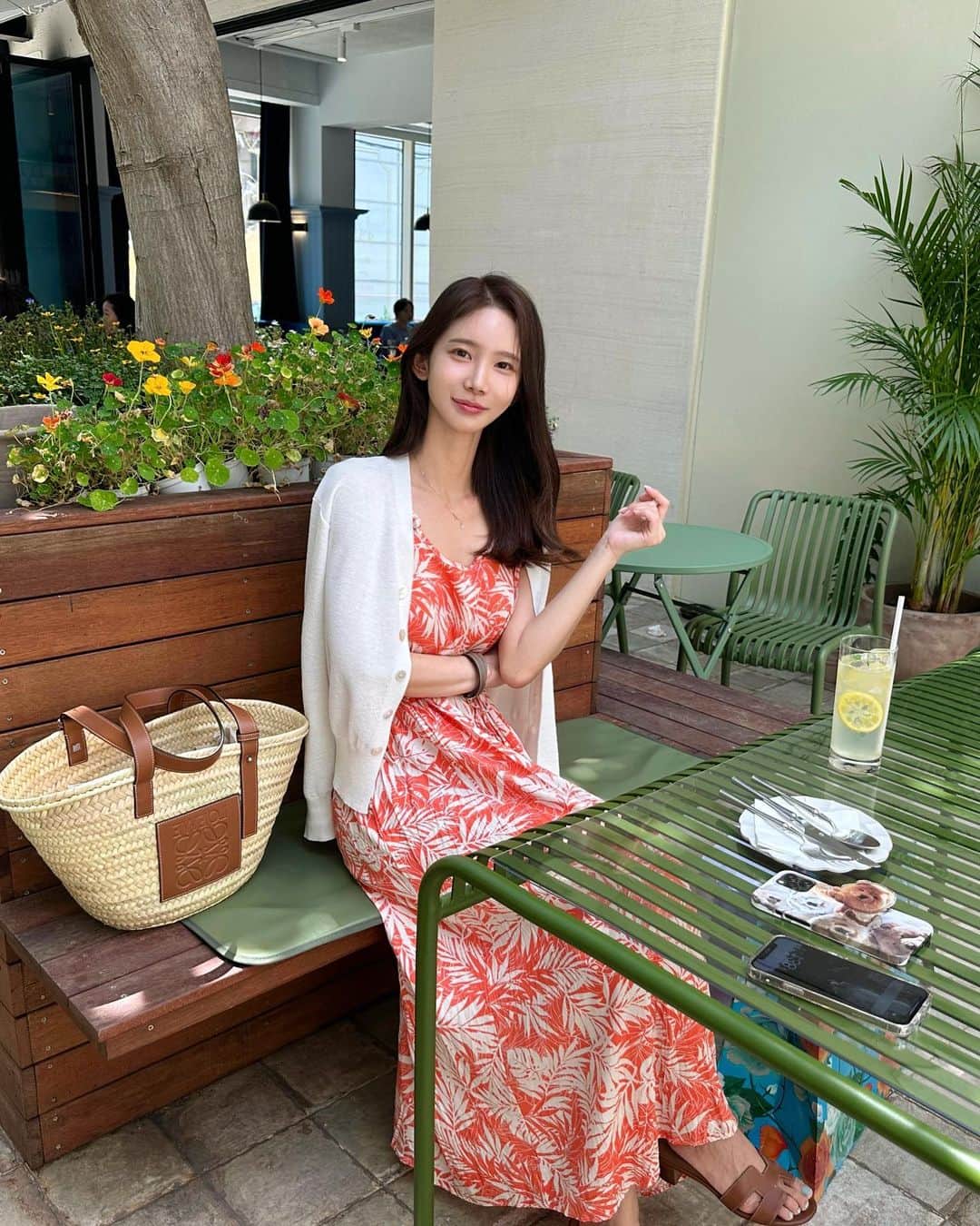 キム・ミニさんのインスタグラム写真 - (キム・ミニInstagram)「바스트오일 첫 출고 한다고 오늘 저희 다 혼비백산…🤪  이번 프로모션에는 각각 챙겨드릴 선물도 많고  오픈 이벤트도 많아서 오후까지 너무너무 바빴어요😆 첫 출고 무사히 마치고 부랴부랴 간만에 폭식하러 나왔습니다  저 역시 겨울보단 여름에 더 관리를 하니 여름 몸매가 좀 더 마른 편인데요, 말라도 그냥 힘없고 볼륨 없는 일자 몸매일 때와 탄력있게 마르고 볼륨감이 살아있는 몸매일 때의 행복감은 정말 하늘과 땅 차이에요!  나이를 먹어가는 모든 여성의 고민거리는 바로 탄력입니다. 그래서 우리는 피부 탄력을 위해서라면 시간,비용 아끼지 않고 기를 쓰고 달려들잖아요!  그런데 얼굴만큼 중요한 걸 빼먹으시는 경우가 있어요😯 어딘지는 이제 다 아시죠?  ☝🏻 이제 저를 보면 다들 물어봐요. 그리고 제가 먼저 어디서든 자신있게 말할 수 있어요. 저를 살려준 마법의 한 병의 존재를요!  4년 내내 수십통째 쓰고있는 제 나름의 몸매 유지 비법, 알만한 분들은 이제 다 아시는 바스트 퍼밍오일은 이렇게 몸매를 드러내는 여름에 가장 빛을 발하는 아이템입니다. 💪🏻  내일 받아보시면 차곡차곡 쟁여두고 하루도 빠짐없이 신나게 매일 밤 발라주시는 거예요!  변함없는 성원에 힘입어 빈병 인증 챌린지도 준비하고 있으니  진짜 열심히 발라주세요….  #저는다지켜보고있습니다 😎😎😎  오래전에 사서 구석에 쳐박혀 있다면 당장 꺼내서 오늘부터라도 시작해 주세요.  우리 모두 아직 늦지 않았어요 💪🏻❤️  #바스트오일 #퍼밍오일 #볼륨관리 #바디케어」6月19日 17時47分 - mimiwor
