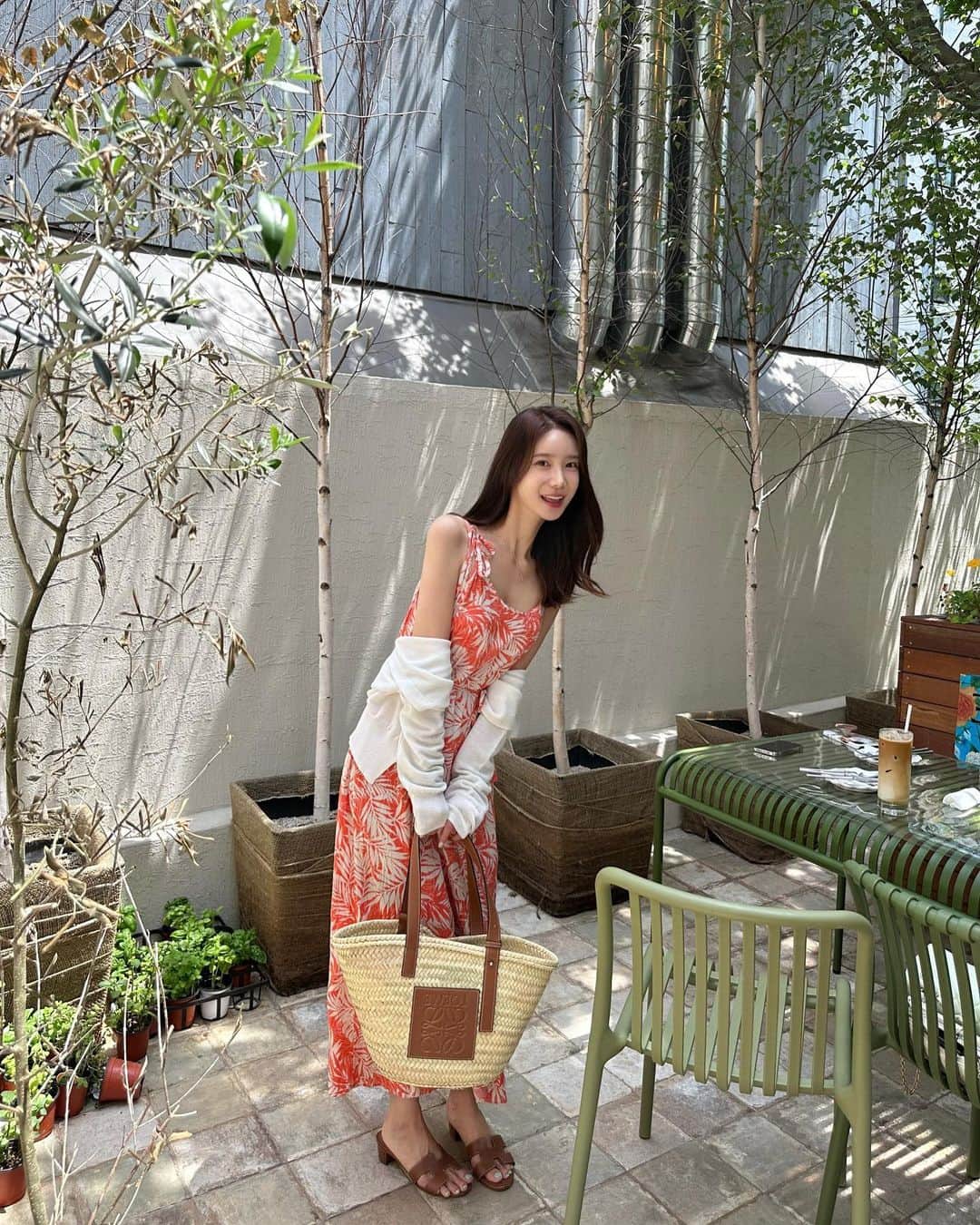 キム・ミニさんのインスタグラム写真 - (キム・ミニInstagram)「바스트오일 첫 출고 한다고 오늘 저희 다 혼비백산…🤪  이번 프로모션에는 각각 챙겨드릴 선물도 많고  오픈 이벤트도 많아서 오후까지 너무너무 바빴어요😆 첫 출고 무사히 마치고 부랴부랴 간만에 폭식하러 나왔습니다  저 역시 겨울보단 여름에 더 관리를 하니 여름 몸매가 좀 더 마른 편인데요, 말라도 그냥 힘없고 볼륨 없는 일자 몸매일 때와 탄력있게 마르고 볼륨감이 살아있는 몸매일 때의 행복감은 정말 하늘과 땅 차이에요!  나이를 먹어가는 모든 여성의 고민거리는 바로 탄력입니다. 그래서 우리는 피부 탄력을 위해서라면 시간,비용 아끼지 않고 기를 쓰고 달려들잖아요!  그런데 얼굴만큼 중요한 걸 빼먹으시는 경우가 있어요😯 어딘지는 이제 다 아시죠?  ☝🏻 이제 저를 보면 다들 물어봐요. 그리고 제가 먼저 어디서든 자신있게 말할 수 있어요. 저를 살려준 마법의 한 병의 존재를요!  4년 내내 수십통째 쓰고있는 제 나름의 몸매 유지 비법, 알만한 분들은 이제 다 아시는 바스트 퍼밍오일은 이렇게 몸매를 드러내는 여름에 가장 빛을 발하는 아이템입니다. 💪🏻  내일 받아보시면 차곡차곡 쟁여두고 하루도 빠짐없이 신나게 매일 밤 발라주시는 거예요!  변함없는 성원에 힘입어 빈병 인증 챌린지도 준비하고 있으니  진짜 열심히 발라주세요….  #저는다지켜보고있습니다 😎😎😎  오래전에 사서 구석에 쳐박혀 있다면 당장 꺼내서 오늘부터라도 시작해 주세요.  우리 모두 아직 늦지 않았어요 💪🏻❤️  #바스트오일 #퍼밍오일 #볼륨관리 #바디케어」6月19日 17時47分 - mimiwor