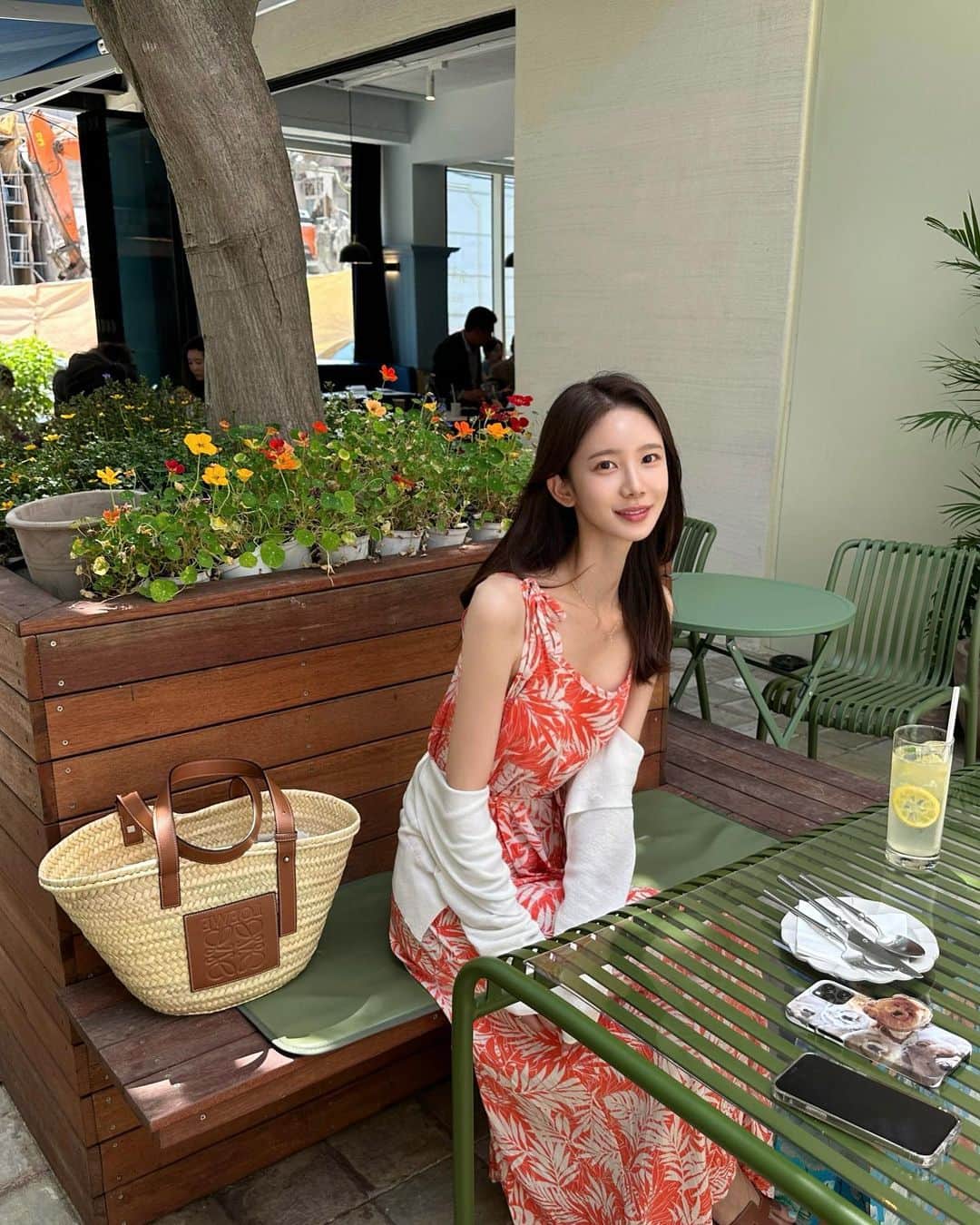 キム・ミニさんのインスタグラム写真 - (キム・ミニInstagram)「바스트오일 첫 출고 한다고 오늘 저희 다 혼비백산…🤪  이번 프로모션에는 각각 챙겨드릴 선물도 많고  오픈 이벤트도 많아서 오후까지 너무너무 바빴어요😆 첫 출고 무사히 마치고 부랴부랴 간만에 폭식하러 나왔습니다  저 역시 겨울보단 여름에 더 관리를 하니 여름 몸매가 좀 더 마른 편인데요, 말라도 그냥 힘없고 볼륨 없는 일자 몸매일 때와 탄력있게 마르고 볼륨감이 살아있는 몸매일 때의 행복감은 정말 하늘과 땅 차이에요!  나이를 먹어가는 모든 여성의 고민거리는 바로 탄력입니다. 그래서 우리는 피부 탄력을 위해서라면 시간,비용 아끼지 않고 기를 쓰고 달려들잖아요!  그런데 얼굴만큼 중요한 걸 빼먹으시는 경우가 있어요😯 어딘지는 이제 다 아시죠?  ☝🏻 이제 저를 보면 다들 물어봐요. 그리고 제가 먼저 어디서든 자신있게 말할 수 있어요. 저를 살려준 마법의 한 병의 존재를요!  4년 내내 수십통째 쓰고있는 제 나름의 몸매 유지 비법, 알만한 분들은 이제 다 아시는 바스트 퍼밍오일은 이렇게 몸매를 드러내는 여름에 가장 빛을 발하는 아이템입니다. 💪🏻  내일 받아보시면 차곡차곡 쟁여두고 하루도 빠짐없이 신나게 매일 밤 발라주시는 거예요!  변함없는 성원에 힘입어 빈병 인증 챌린지도 준비하고 있으니  진짜 열심히 발라주세요….  #저는다지켜보고있습니다 😎😎😎  오래전에 사서 구석에 쳐박혀 있다면 당장 꺼내서 오늘부터라도 시작해 주세요.  우리 모두 아직 늦지 않았어요 💪🏻❤️  #바스트오일 #퍼밍오일 #볼륨관리 #바디케어」6月19日 17時47分 - mimiwor