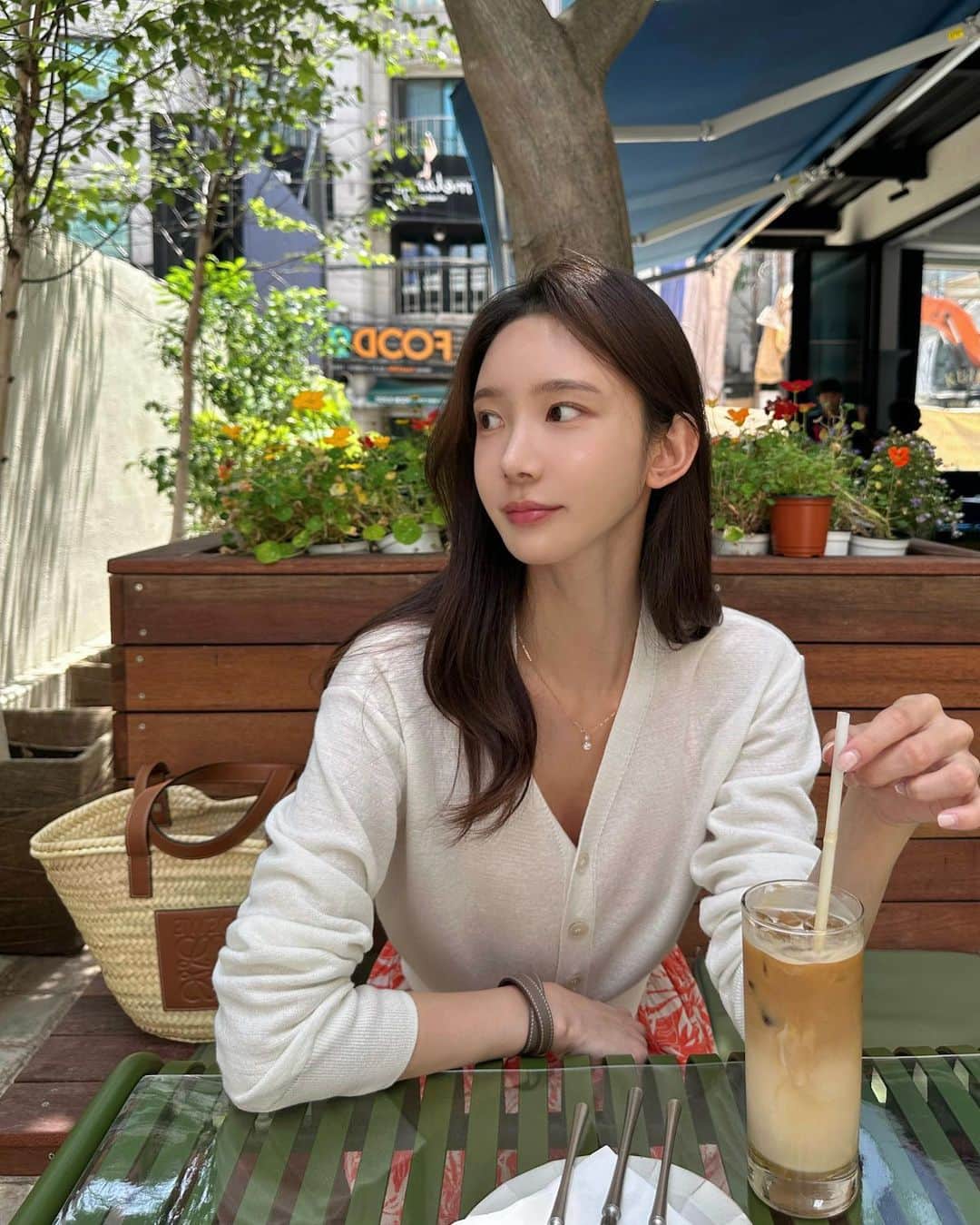 キム・ミニさんのインスタグラム写真 - (キム・ミニInstagram)「바스트오일 첫 출고 한다고 오늘 저희 다 혼비백산…🤪  이번 프로모션에는 각각 챙겨드릴 선물도 많고  오픈 이벤트도 많아서 오후까지 너무너무 바빴어요😆 첫 출고 무사히 마치고 부랴부랴 간만에 폭식하러 나왔습니다  저 역시 겨울보단 여름에 더 관리를 하니 여름 몸매가 좀 더 마른 편인데요, 말라도 그냥 힘없고 볼륨 없는 일자 몸매일 때와 탄력있게 마르고 볼륨감이 살아있는 몸매일 때의 행복감은 정말 하늘과 땅 차이에요!  나이를 먹어가는 모든 여성의 고민거리는 바로 탄력입니다. 그래서 우리는 피부 탄력을 위해서라면 시간,비용 아끼지 않고 기를 쓰고 달려들잖아요!  그런데 얼굴만큼 중요한 걸 빼먹으시는 경우가 있어요😯 어딘지는 이제 다 아시죠?  ☝🏻 이제 저를 보면 다들 물어봐요. 그리고 제가 먼저 어디서든 자신있게 말할 수 있어요. 저를 살려준 마법의 한 병의 존재를요!  4년 내내 수십통째 쓰고있는 제 나름의 몸매 유지 비법, 알만한 분들은 이제 다 아시는 바스트 퍼밍오일은 이렇게 몸매를 드러내는 여름에 가장 빛을 발하는 아이템입니다. 💪🏻  내일 받아보시면 차곡차곡 쟁여두고 하루도 빠짐없이 신나게 매일 밤 발라주시는 거예요!  변함없는 성원에 힘입어 빈병 인증 챌린지도 준비하고 있으니  진짜 열심히 발라주세요….  #저는다지켜보고있습니다 😎😎😎  오래전에 사서 구석에 쳐박혀 있다면 당장 꺼내서 오늘부터라도 시작해 주세요.  우리 모두 아직 늦지 않았어요 💪🏻❤️  #바스트오일 #퍼밍오일 #볼륨관리 #바디케어」6月19日 17時47分 - mimiwor