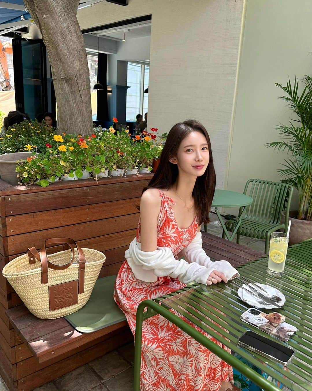 キム・ミニさんのインスタグラム写真 - (キム・ミニInstagram)「바스트오일 첫 출고 한다고 오늘 저희 다 혼비백산…🤪  이번 프로모션에는 각각 챙겨드릴 선물도 많고  오픈 이벤트도 많아서 오후까지 너무너무 바빴어요😆 첫 출고 무사히 마치고 부랴부랴 간만에 폭식하러 나왔습니다  저 역시 겨울보단 여름에 더 관리를 하니 여름 몸매가 좀 더 마른 편인데요, 말라도 그냥 힘없고 볼륨 없는 일자 몸매일 때와 탄력있게 마르고 볼륨감이 살아있는 몸매일 때의 행복감은 정말 하늘과 땅 차이에요!  나이를 먹어가는 모든 여성의 고민거리는 바로 탄력입니다. 그래서 우리는 피부 탄력을 위해서라면 시간,비용 아끼지 않고 기를 쓰고 달려들잖아요!  그런데 얼굴만큼 중요한 걸 빼먹으시는 경우가 있어요😯 어딘지는 이제 다 아시죠?  ☝🏻 이제 저를 보면 다들 물어봐요. 그리고 제가 먼저 어디서든 자신있게 말할 수 있어요. 저를 살려준 마법의 한 병의 존재를요!  4년 내내 수십통째 쓰고있는 제 나름의 몸매 유지 비법, 알만한 분들은 이제 다 아시는 바스트 퍼밍오일은 이렇게 몸매를 드러내는 여름에 가장 빛을 발하는 아이템입니다. 💪🏻  내일 받아보시면 차곡차곡 쟁여두고 하루도 빠짐없이 신나게 매일 밤 발라주시는 거예요!  변함없는 성원에 힘입어 빈병 인증 챌린지도 준비하고 있으니  진짜 열심히 발라주세요….  #저는다지켜보고있습니다 😎😎😎  오래전에 사서 구석에 쳐박혀 있다면 당장 꺼내서 오늘부터라도 시작해 주세요.  우리 모두 아직 늦지 않았어요 💪🏻❤️  #바스트오일 #퍼밍오일 #볼륨관리 #바디케어」6月19日 17時47分 - mimiwor