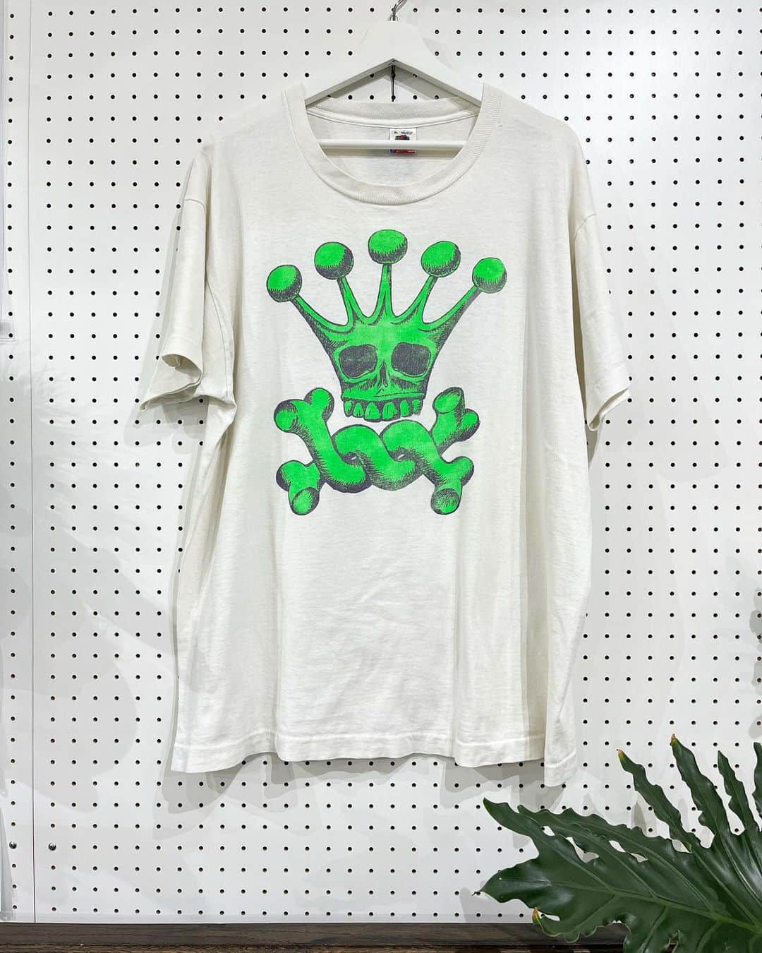 ジャムルのインスタグラム：「1990's～ WILD KINGDOM ¥17000+tax(18700) .  アメリカ・ウィスコンシンで1980年代半ばから90年代初頭まで活動していた ポップパンク・スカバンド、WILD KINGDOM GONDWANILAND BAND。  アングラなインディーズ・シーンで活動していたバンドだけにTシャツは激レアだと思います！  クラウンを象ったスカルに ねじれたクロスボーンのグラフィック、色使いも秀逸です！ PEARL JAMでも似た様なグラフィックがあったけど... もしかしたらコレが元ネタかも!? マニアックな1枚ですが、良いツラのオススメTシャツです！ .  WEB SHOPに入荷しております。 是非ご覧ください。 jammru.com  #お問い合わせはお電話で承ります #jammru#jammru_tee#vintagetshirt #vintagetee#vintagebandtee#wildkingdomgondwanalandband #wildkingdom  #osaka  #fashion  #streetstyle  #streetfashion  #vtg  #vintage  #used  #usedclothing  #古着 #古着屋 #ファッション #70s #80s #90s」