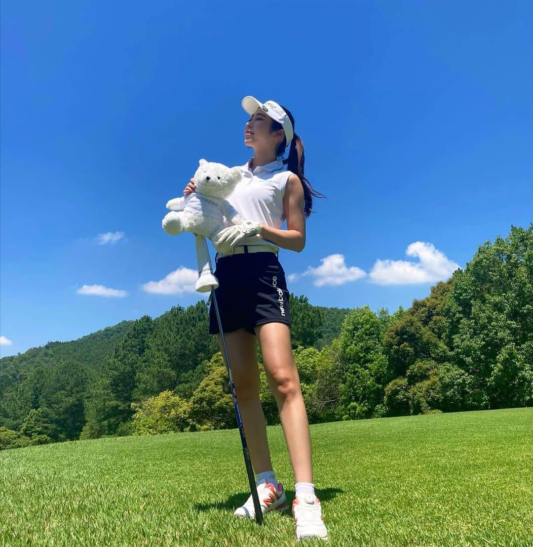 小西陽向のインスタグラム：「今年2回目のラウンド⛳️ もっとうまくなりたいなぁ✨ 一緒に回ってくれる人募集中💛  今回のコーデは全身　@newbalancegolf_japan 💙❤️💜 . . . #ゴルフ　#golf #ゴルフ女子  #ゴルフウェア #ゴルフコーデ #ゴルフ初心者 #ゴルフ女子コーデ #newbalance #newbalancegolf #standrews #ドライバーカバー　#くま好き #くますきな人と繋がりたい」