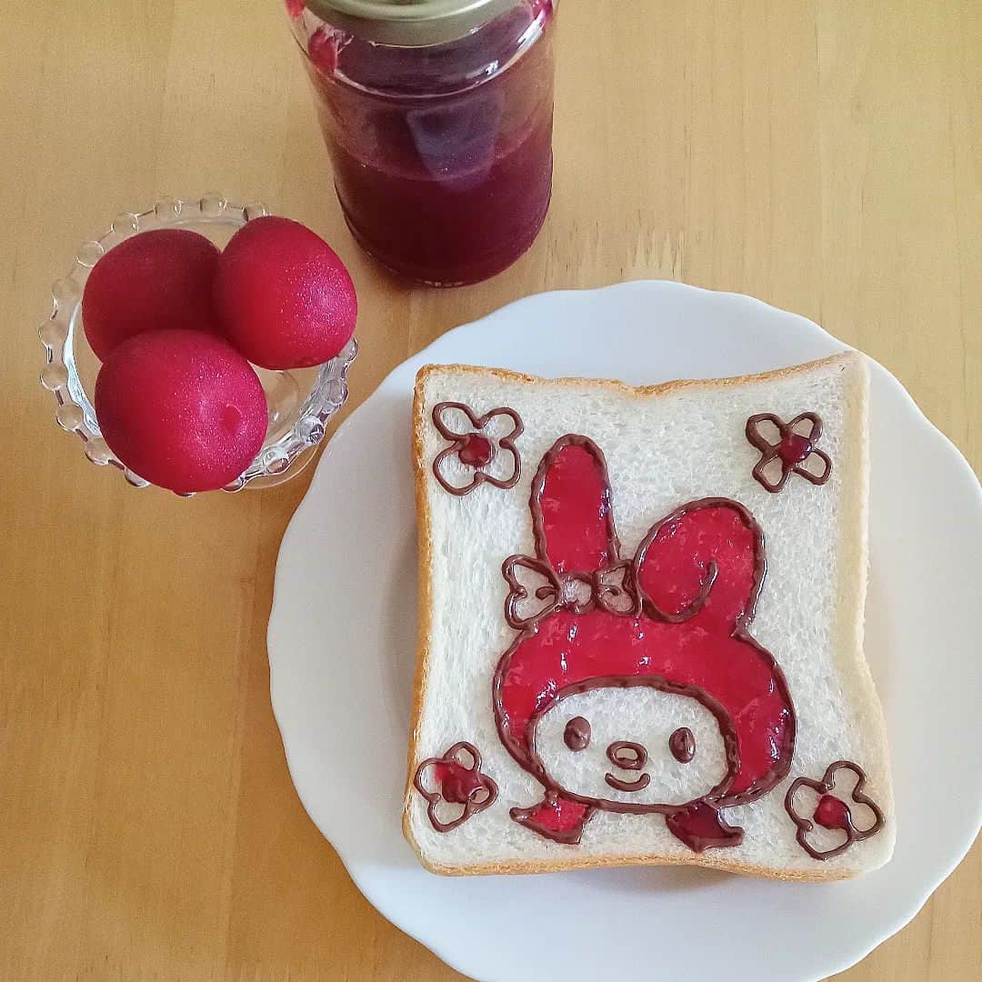 sweet_strawberryさんのインスタグラム写真 - (sweet_strawberryInstagram)「🍞【#マイメロディ 】🎀 🥭プラムをいっぱい貰ったので、プラムのジャムを作ってみた🫙🥄 美味しくできたよ！ゆっくりコトコト煮詰めて混ぜて、ジャム作りにハマりそう🎵 · #プラムジャム#プラム#手作りジャム #マイメロ#サンリオ #トーストアート#フードアート#デコフード#チョコペン#トーストアレンジ#朝ごぱん#食卓風景#日々の暮らしを楽しむ#器のある暮らし#うちカフェ#角食パン#美味しくいただきました#季節の食べ物アート」6月19日 17時50分 - sweet_strawberry