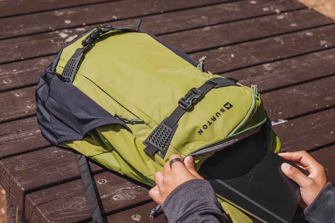 のインスタグラム：「Burtonの定番バックパックといえばDay Hikerシリーズ！ボードキャリーや両サイドのボトルポケットなど機能性も抜群。山でも街でも使えるベストセラーです。 Photo: @kentarosnow  #Burton #Outdoors #SS23Burton」