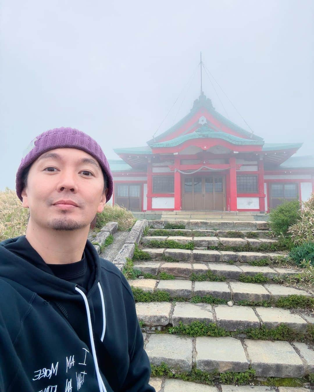 SHOCK EYEのインスタグラム：「箱根三社。 箱根神社、九頭龍神社を巡ったなら、ここは外せない。 箱根元宮⛩️ ロープウェイを使って登る駒ケ岳は古来より神山をご神体とする山岳信仰が行われた場所。 この日は霧深く、異世界が広がっていたよ。  神様が降臨したとされる山の頂上に元宮はある。 ご神域という言葉がぴったりの場所だったよ。  天気が良いと富士山も見れるらしい。  静かで神秘的な時間、最高でした。 また来よう。  #箱根神社 #箱根元宮 #箱根 #箱根三社 #hakoneshrine」