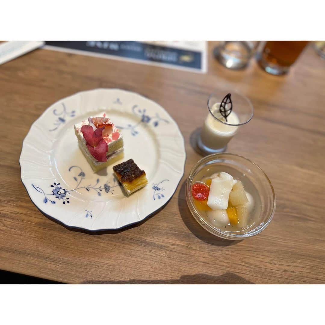 EMIさんのインスタグラム写真 - (EMIInstagram)「⭐︎ リニューアルした @ikenotaira.hotel  楽しみのひとつでもあった朝夕食のバイキング！ レストラン『湖畔の風』はテラスもあって目の前には白樺湖✨ レストラン内も綺麗でその広さにびっくり！ そして色々なジャンルの料理が選びきれないくらい種類豊富❗️ 朝食のひとくちおにぎり、何個でも食べれちゃう〜♡ 娘はフレンチトーストにどハマり❣️ 夕食はお肉、蟹、お寿司とテンション上がりまくり😂 バイキングっていくつになってもワクワクするよね〜♡ キッズバイキングにはベビーフードもあるので(写真8枚目) 赤ちゃん連れでも一緒に楽しめるの嬉しいですね。 そしてお酒飲む方にも、素敵なバーがありましたよ〜(写真9枚目)🤭🍺👍🏻 ちなみに私はバーの所にある炭酸水が美味しすぎてずっと飲んでましたw 雨だったのもありランチもレストランで♡ パスタも美味しかったし 信州りんごのフルーツティーが めっちゃりんご🍎で最高でした♡ #池の平ホテル #白樺リゾート #白樺湖 #バイキング #emifamtrip」6月19日 17時56分 - emi_idea