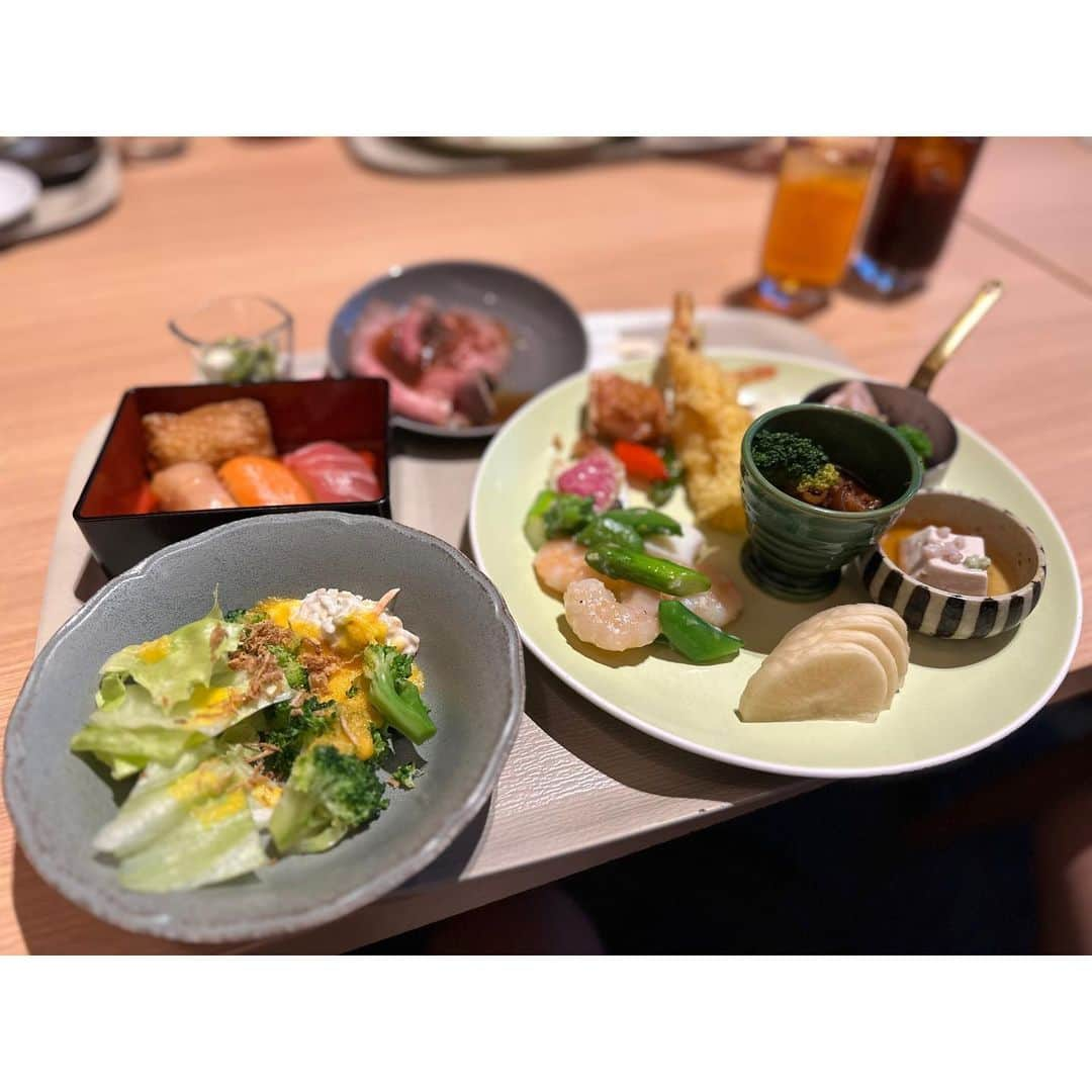 EMIさんのインスタグラム写真 - (EMIInstagram)「⭐︎ リニューアルした @ikenotaira.hotel  楽しみのひとつでもあった朝夕食のバイキング！ レストラン『湖畔の風』はテラスもあって目の前には白樺湖✨ レストラン内も綺麗でその広さにびっくり！ そして色々なジャンルの料理が選びきれないくらい種類豊富❗️ 朝食のひとくちおにぎり、何個でも食べれちゃう〜♡ 娘はフレンチトーストにどハマり❣️ 夕食はお肉、蟹、お寿司とテンション上がりまくり😂 バイキングっていくつになってもワクワクするよね〜♡ キッズバイキングにはベビーフードもあるので(写真8枚目) 赤ちゃん連れでも一緒に楽しめるの嬉しいですね。 そしてお酒飲む方にも、素敵なバーがありましたよ〜(写真9枚目)🤭🍺👍🏻 ちなみに私はバーの所にある炭酸水が美味しすぎてずっと飲んでましたw 雨だったのもありランチもレストランで♡ パスタも美味しかったし 信州りんごのフルーツティーが めっちゃりんご🍎で最高でした♡ #池の平ホテル #白樺リゾート #白樺湖 #バイキング #emifamtrip」6月19日 17時56分 - emi_idea