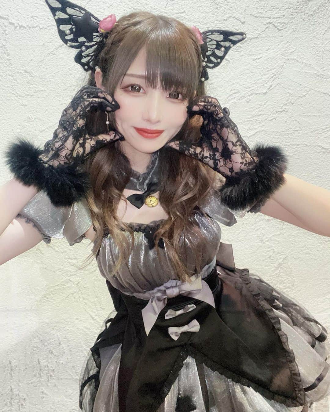 望月みゆのインスタグラム：「生誕イベント前に【LANDS】にて カラーとトリートメントしてもらいました♡  とにかくオレンジっぽい色をなくしてもらった！ いま少し色落ちした感じも可愛くて とてもるんるんです«\(*´ω`*)/»  トリートメントもｻﾗｯｻﾗ！ 是非同じメニューで〜って言ってみて🙌  担当:MASAMI @masami_lands   #望月みゆ  #みゆちぃ　#miyuchy #バンもん　#banmon #japanesegirl  #japaneseidol #アッシュカラー #newヘアカラー」