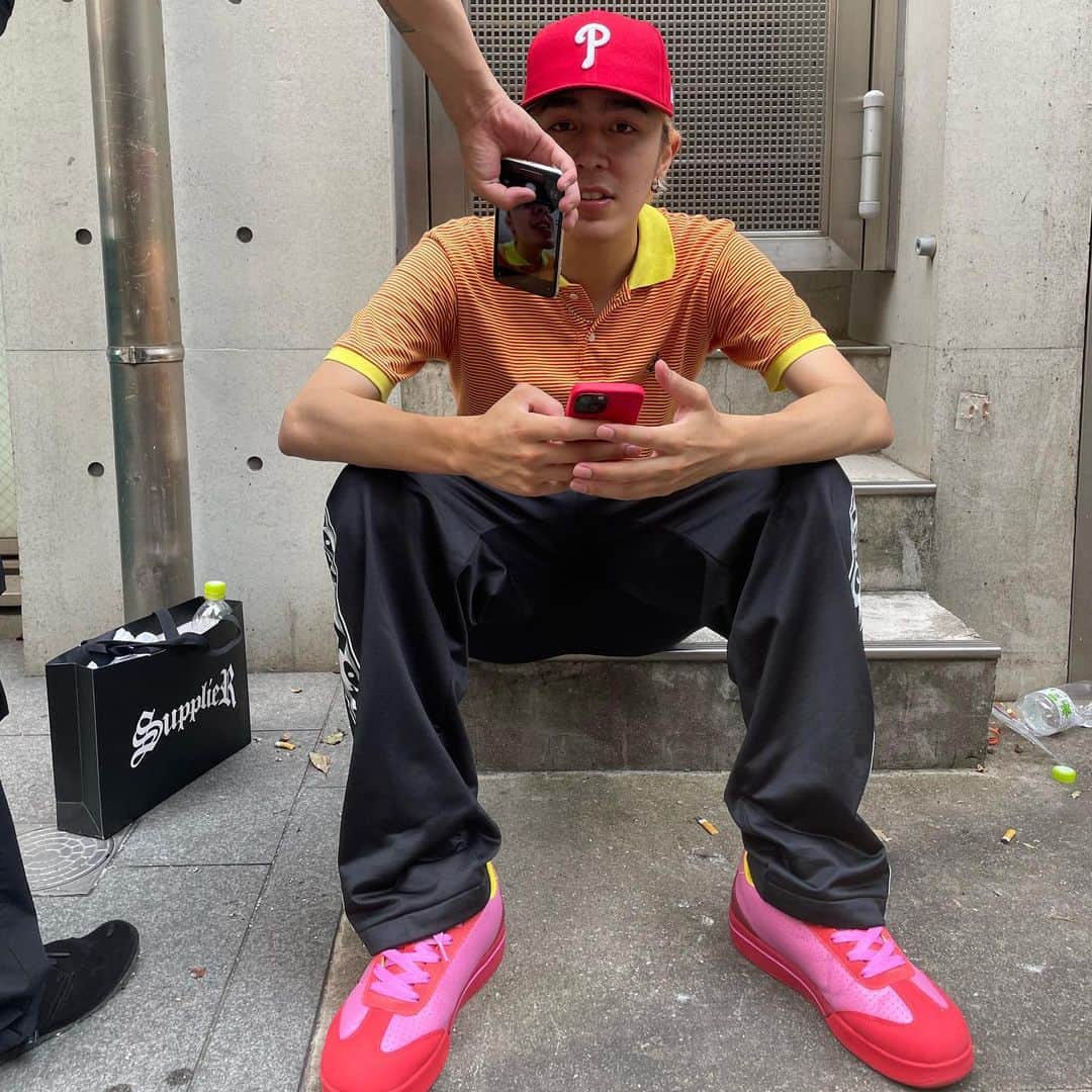 マテウスのインスタグラム：「we've got one‼︎! ｱｶﾄﾋﾟﾝｸｼｶｶﾀﾝ¿¿¿ #shoes」