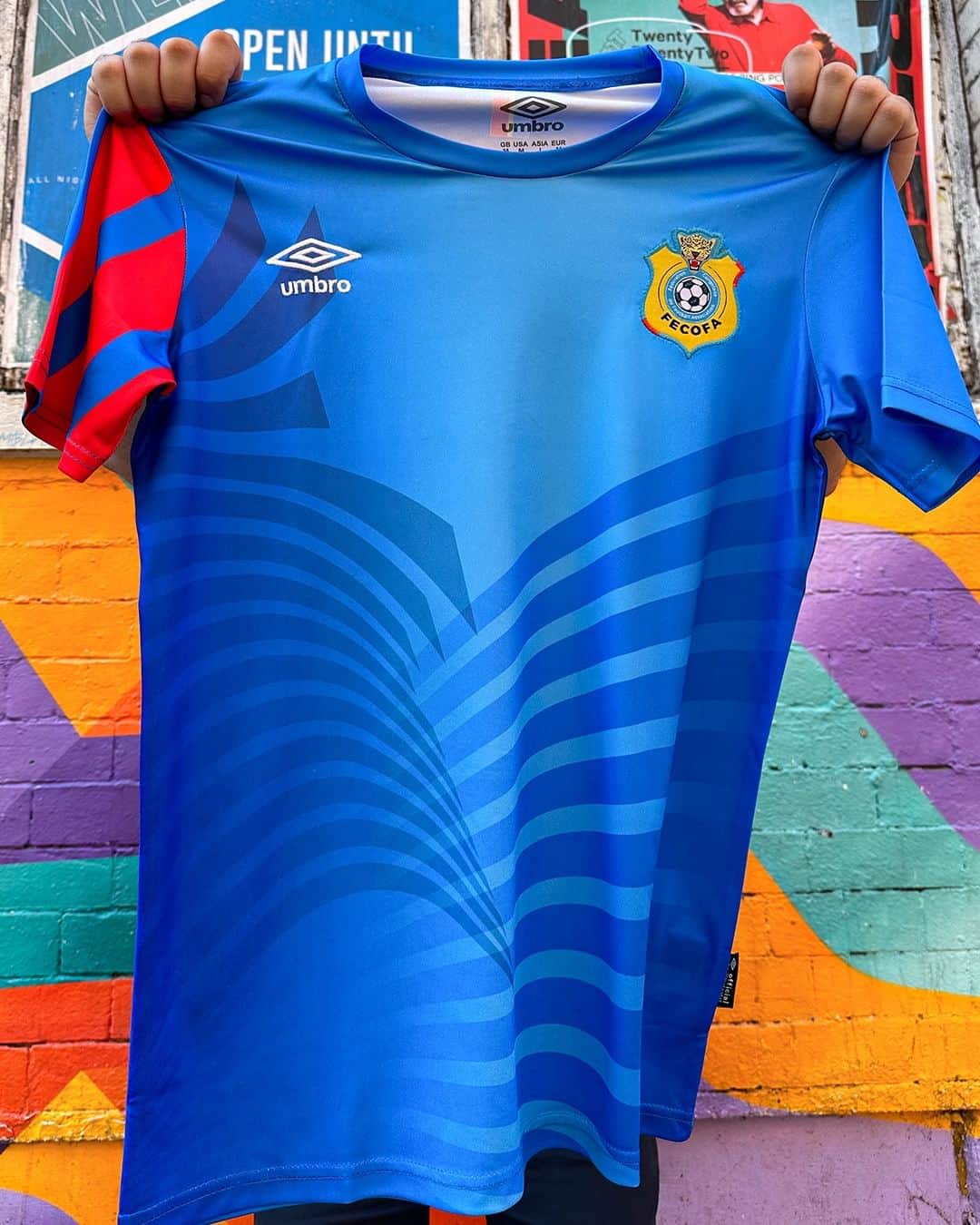 のインスタグラム：「To celebrate the recent launch of the 23/24 @fecofadrc jerseys, we have one of each to give away in our latest prize draw. To enter, simply:  - Follow @umbro  - Comment with your jersey size - Tag 2 friends  Entries are open now and close at Midnight UK Time on 20.06.23. 1 winner for each jersey (Home, Away, Third) will be drawn at random on 21.06.23 and notified via DM shortly after. Full T&C's apply.  #umbro #fecofa #footballshirt #football」