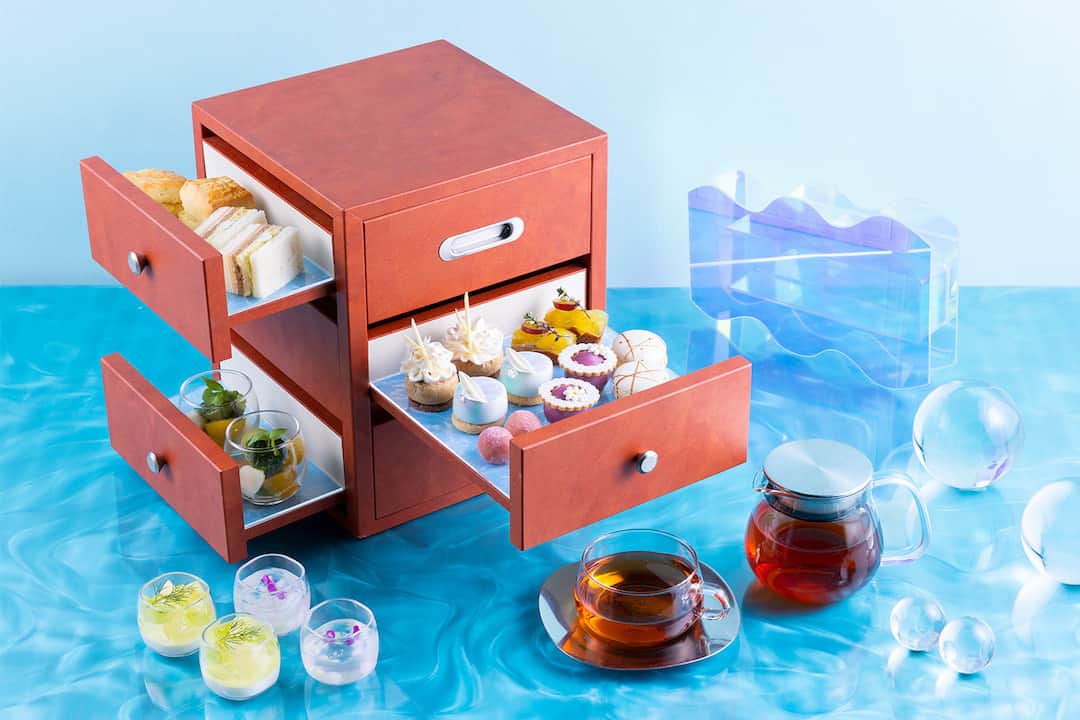 ヒルトン大阪 Hilton Osakaのインスタグラム：「MYPLACE で美しい海をイメージした、涼やかな「Chill Out（チルアウト）！ アフタヌーンティーセット」を夏限定でご提供しています。  南の島を連想させるミニ・シュークリームやマーブルムースなど、目にも楽しいスイーツがたくさん✨  ライチ、パイナップルとメロンなどのサマーフルーツを使用した、爽やかでオリジナリティあふれるアフタヌーンティーをぜひご堪能ください🫖  詳細・ご予約は @hiltonosaka ホームページより。  Exciting news, everyone! MYPLACE is excited to present our summer-exclusive "Chill Out! Afternoon Tea Set" inspired by the breathtaking beauty of the ocean!  Our set features a delectable assortment of visually stunning sweets, including mini cream puffs and marble mousse that will transport you to the enchanting southern islands!✨  Quench your thirst with our refreshing and one-of-a-kind afternoon tea experience, enhanced by the delightful flavors of summer fruits such as lychee, pineapple, and melon!🫖  For more details and to make a reservation, please visit our website at @hiltonosaka.  === #ヒルトン大阪  #ヒルトンスイーツ #ヌン活 #ホテルアフタヌーンティー #アフタヌーンティーセット #サマーフルーツ #大阪アフタヌーンティー #ホテルスイーツ」