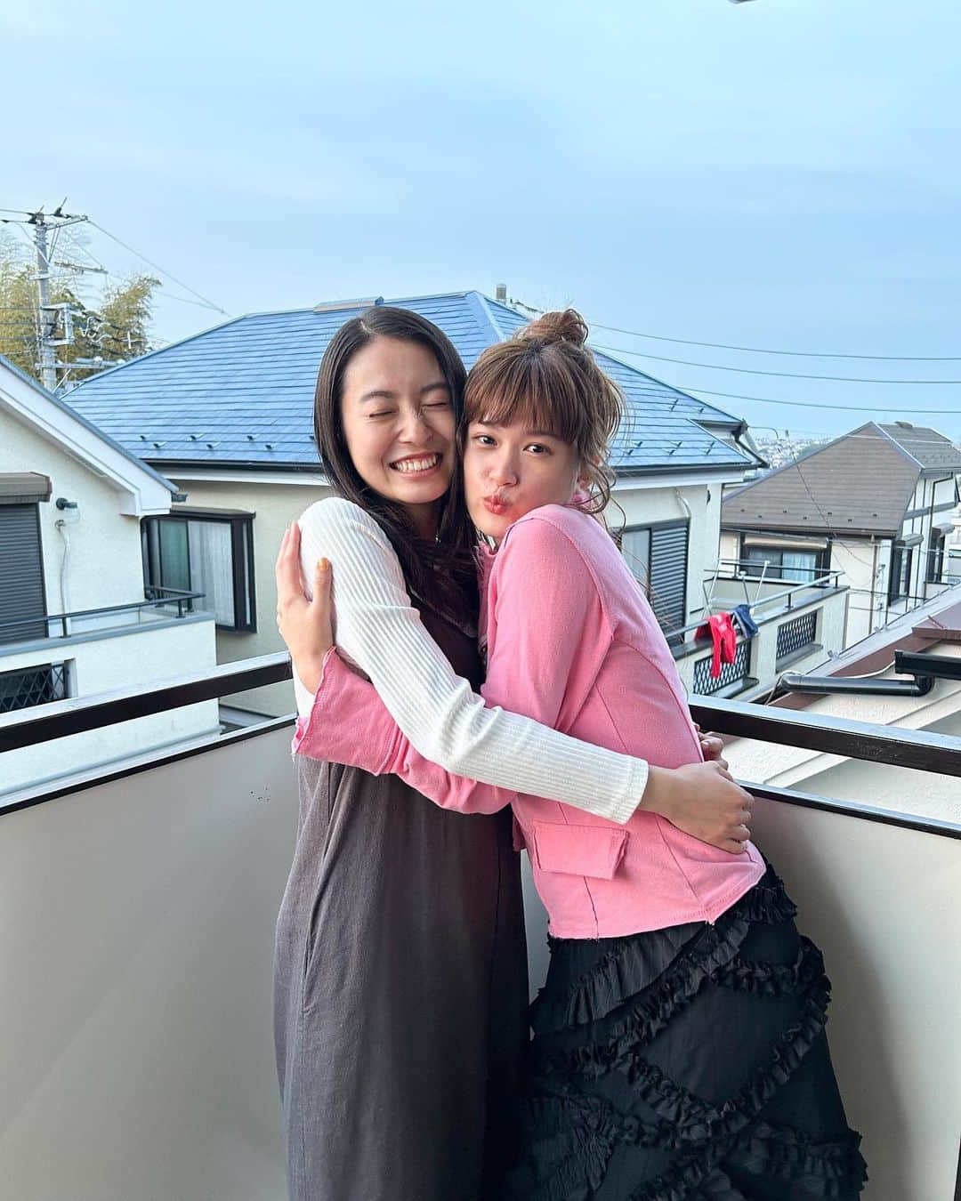 のインスタグラム：「🍭 #スイモラ オフショット 📸  小西桜子さん、田辺桃子さんの2ショット💕 ドラマではバチバチ⚡️な関係の2人ですが、撮影現場では仲良しです😍  ／ 🍭#スイートモラトリアム 🍭 第4話をTVerで無料配信中!!📢✨ #Paravi #UNEXT で第5話先行配信中📡 ＼  #真面目な今カノと自由奔放な元カノ #両極端だけど2人ともかわいすぎる #鈴鹿央士 #小西桜子 #田辺桃子 #毎週火曜深夜24時58分から放送中!! #tbs #ドラマストリーム #マンガボックス #新ドラマ #ドラマ #TBSドラマ」