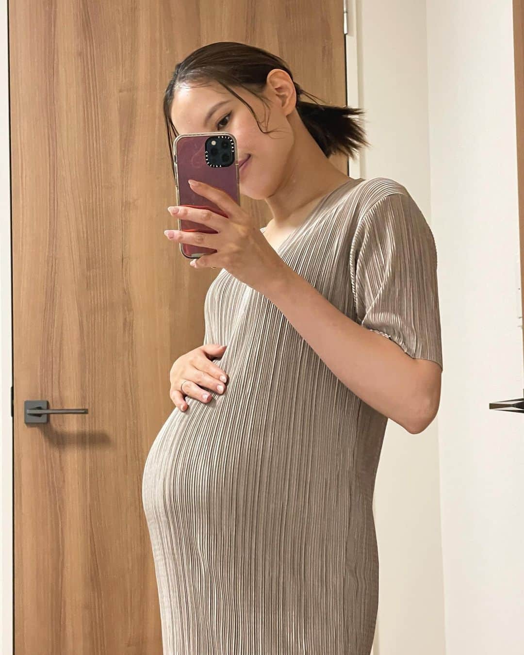 のインスタグラム：「. 今日で出産日までぴったり2ヶ月🤰🏻 もう2ヶ月？とまだ2ヶ月あるのかという気持ち 残りの時間は息子といっぱい過ごそう♡ ⁡ このワンピースは1人目のときに @soim.jp で購入🫧 ちなみに2枚目が同じ妊娠8ヶ月なんだけど あんまりお腹の大きさに大差ないなーと… ってことは、また3,000g超えるのか！？(笑) ⁡ 1人目の時はあまりならなかったけど 今回の子は逆子になることが多くて違った お腹の痛みに夜な夜な苦しめられる😮‍💨 ⁡ もし来月も逆子だったら色々考えようかなーと。 いまはたまに、ぐるぐると回ってる感覚がわかるので お〜、回ってる！と楽しんでいます🫶🏻 ⁡ ⁡ ⁡ ⁡ ⁡ ⁡ ⁡ ⁡ #マタニティコーデ #妊婦コーデ #マタママ」