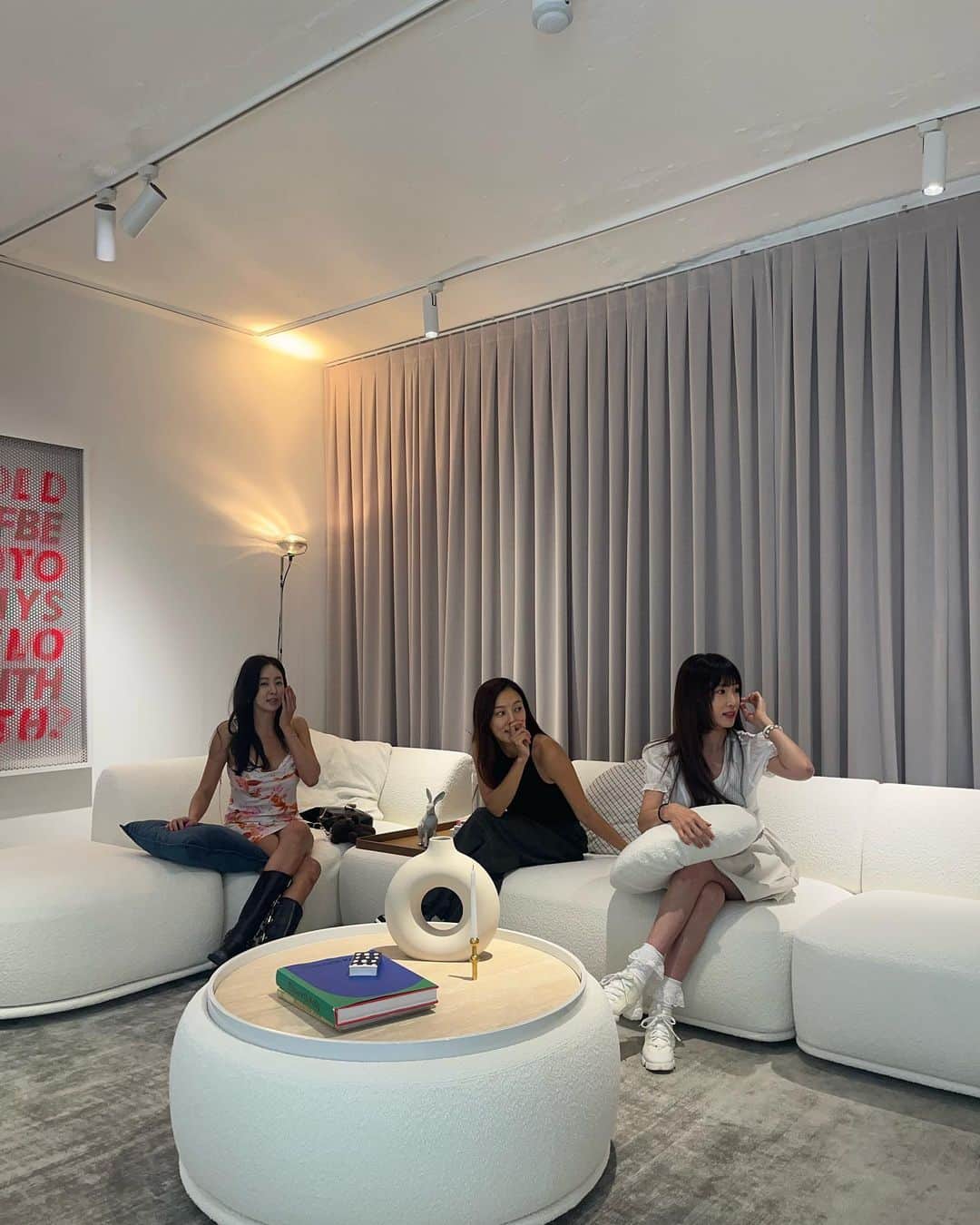 カン・イェウォンのインスタグラム：「오랜만에 초등학교동창네💕 성공했네 울성호  @shawnhwang  오늘은 수지랑 민정이랑 💓」