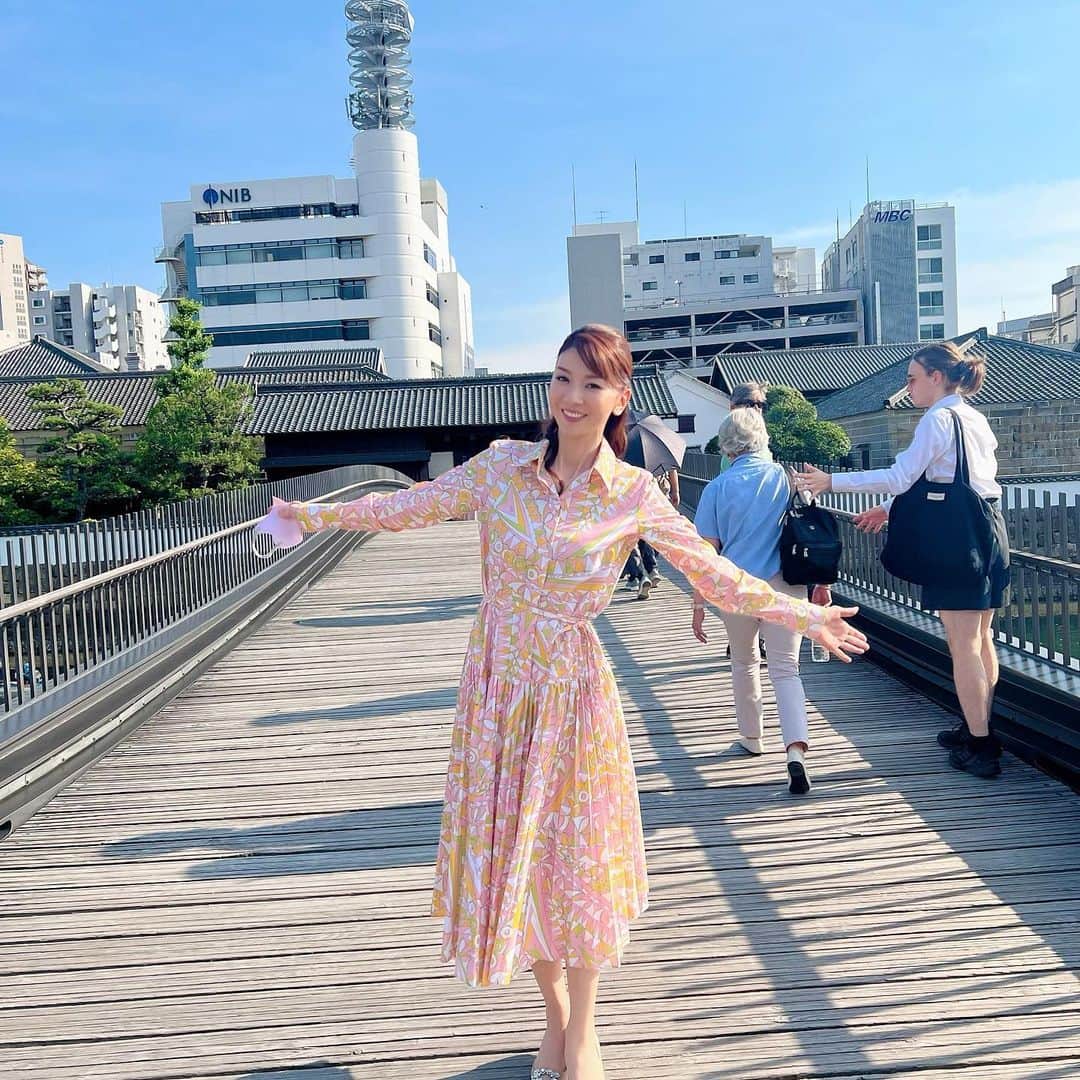 君島十和子さんのインスタグラム写真 - (君島十和子Instagram)「長崎新聞社主催の トークショーに呼んで頂きました。 美しい装花、ありがとうございます。  長崎までの空路が 晴天のおかげで 地上がとてもクリアに… ディズニーランド 京都の街並み 瀬戸大橋 福岡市街 大村湾に浮かぶ長崎空港 などなど 夢中になって動画を撮影してました。  トークショーが終わり 帰りの飛行機までに 少しだけ余裕があったので、 「出島入り口」や 「めがね橋」を見せて頂きました！ そして…やっぱり長崎と言えば 『長崎ちゃんぽん』 ですよね！ 頂きました。これで普通サイズ！もちろん完食。  長崎、また行きたいです！  #黒田啓蔵 先生 #長崎新聞社 #レディース講座 #40代 #50代　 #60代 #70代 #美容と健康 #ftcbeauty  #アラ還女子 #アラ還十和子 #君島十和子」6月19日 18時01分 - ftcbeauty.official