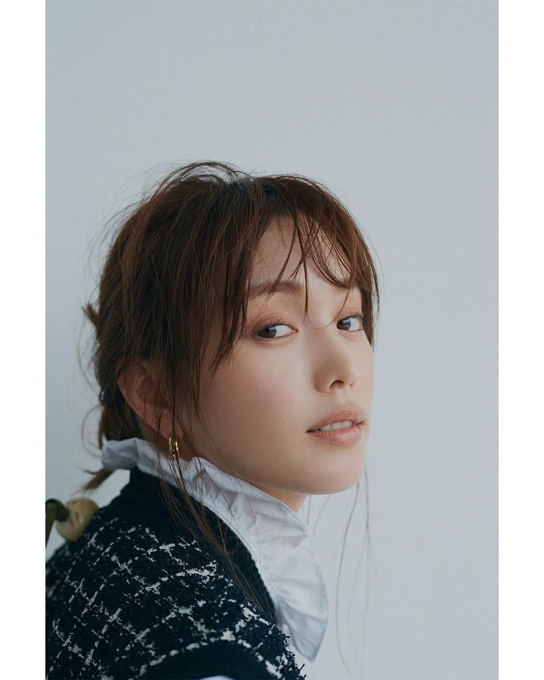 のインスタグラム：「YURI EBIHARA × LEVI’S®️501®️  デニムで叶う、大人の“抜け”スタイル  ここ数シーズンに渡り好評いただいている、LEVI’S®️別注モデル。 装い新たに90’sをベースにした別注モデルとなり、従来の501®️に比べ全体的にゆとりのあるシルエットに。  これから立ち上がる秋のムードにぴったりなデニムスタイルを着こなしてくれたのは、モデル 蛯原友里さん。 幅広い着こなしが叶う別注デニムは、気負わない大人の抜け感を演出してくれるのでワードローブに欠かせない1本になるはず。  ▼詳しくはストーリーズまたは下記リンクよりご覧ください。 https://baycrews.jp/feature/detail/8475  ------------------------------  model_YURI EBIHARA photographs_YASUTOMO SANPEI styling_AKIKO KIZU hair & make-up_YUKARI HAYASHI edit & text_KOZUE TAKENAKA  ------------------------------  #baycrews #baycrewsstore #journalstandardladies #journalstandard #2023aw #autumn #ジャーナルスタンダード #レディースファッション #ベイクルーズ #デニム #ブラックデニム #蛯原友里」
