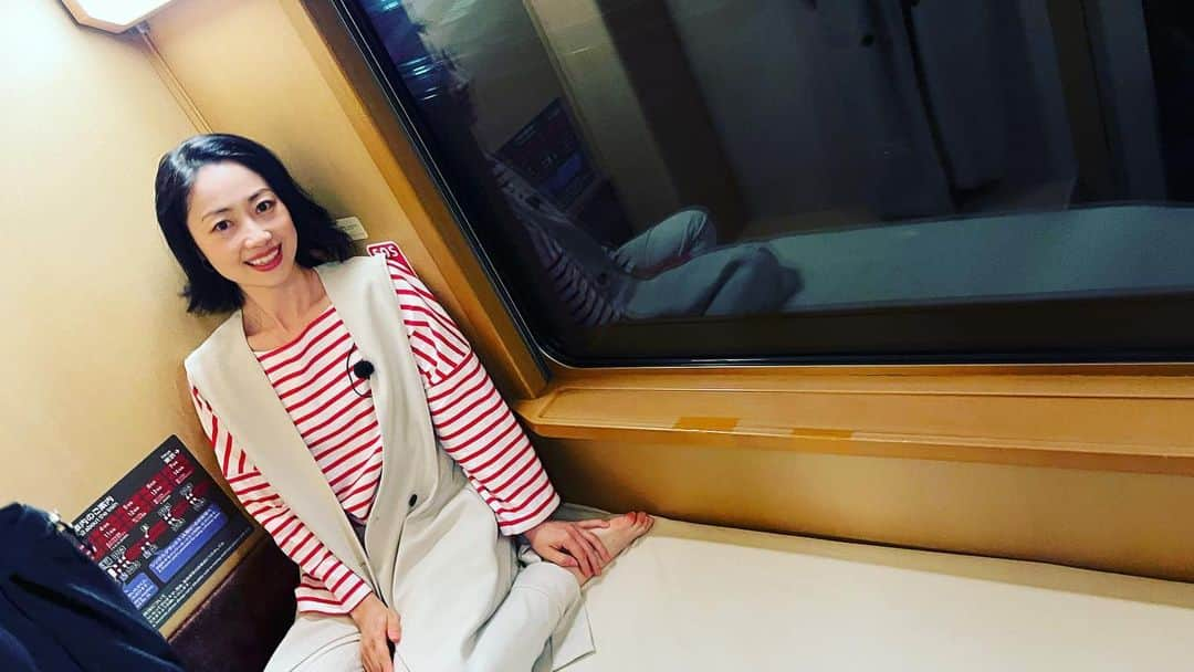 肘井美佳さんのインスタグラム写真 - (肘井美佳Instagram)「Waving from sleeper train. The single room was super comfortable.  車窓より  お疲れさま〜  と手を振る。 皆様返してくださる。 私が癒される（オイ）  テレビ東京「ハーフタイムツアーズ」のロケにて初めての寝台特急サンライズ出雲。  シングルの個室で快適な旅でした！カーテンを閉めて電気を消すと真っ暗です。  蔵出しもそろそろ終点です。  #halftimetours #clubtourism #sleepertrain #sunriseexpress  #ハーフタイムツアーズ #サンライズエクスプレス #寝台車 #オンエアは公式YouTubeチャンネルで視聴可！」6月19日 18時05分 - mikahijii