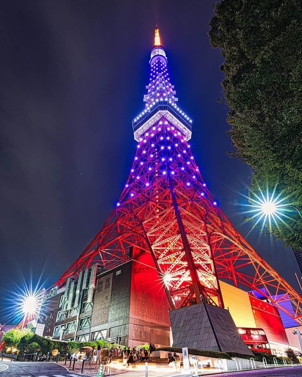 東京タワーさんのインスタグラム写真 - (東京タワーInstagram)「. 毎週月曜日20時〜22時まで 2時間限定で点灯する インフィニティ・ダイヤモンドヴェールの レギュラーライトアップ✨ 6月のカラーは、藤色（Wisteria Violet）です！   東京タワーは様々な色に変化しますが 皆さんは紫色の東京タワーに どんな印象を受けますか😊？   本日は、Your Tokyo Tower🗼から @terataka11 さんのお写真をご紹介！   素敵なお写真をありがとうございました😊  --------------------------------  【 お知らせ 】  # your_tokyotowerで あなたの東京タワー🗼をリポスト！  皆様からの投稿どしどしお待ちしております！ （@tokyotower_official のタグ付けもよろしくね🖐）  詳細はプロフィールにある 固定されたフィード投稿から↓ @tokyotower_official  --------------------------------  #東京タワー #東京タワー🗼  #tokyotower #tokyotower🗼  #ライトアップ #lightup」6月19日 18時06分 - tokyotower_official