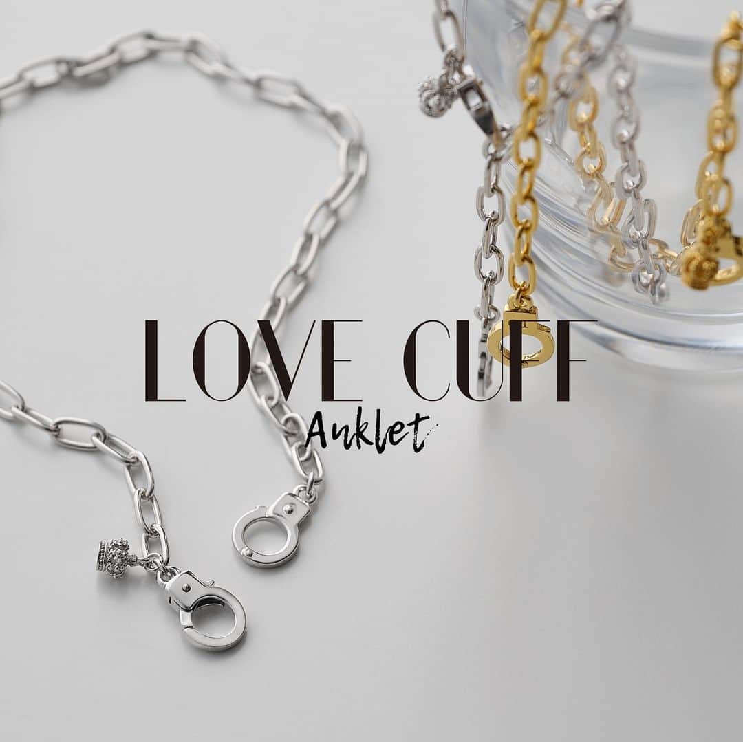 ジャスティンデイビスのインスタグラム：「⠀ LOVE CUFF Anklet  カプセルコレクション “LOVE CUFF”アンクレット が全国直営店、公式オンラインストアにて6月23日(金)より発売開始。  ボリューミーなチェーンを繋ぐハンドカフモチーフはラブカフと呼び、愛や絆をホールドする意味を持つ。 アイコンのクラウンチャームがさりげない輝きをプラス、足元にアクセントを効かせてくれます。  <取扱店舗＞ ラフォーレ原宿店  @justindavis_harajuku  阪急うめだ本店 @justindavis_umeda  名古屋パルコ店 @justindavis_nagoya  公式オンラインストア  詳しくは各店舗までお問合せください。  #justindavis #ジャスティンデイビス #anklet #アンクレット」