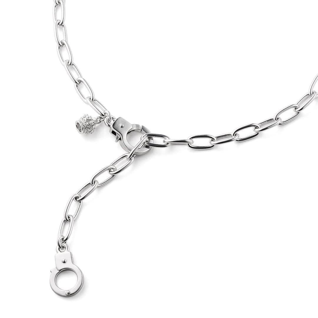 ジャスティンデイビスさんのインスタグラム写真 - (ジャスティンデイビスInstagram)「⠀ LOVE CUFF Anklet  カプセルコレクション “LOVE CUFF”アンクレット が全国直営店、公式オンラインストアにて6月23日(金)より発売開始。  ボリューミーなチェーンを繋ぐハンドカフモチーフはラブカフと呼び、愛や絆をホールドする意味を持つ。 アイコンのクラウンチャームがさりげない輝きをプラス、足元にアクセントを効かせてくれます。  <取扱店舗＞ ラフォーレ原宿店  @justindavis_harajuku  阪急うめだ本店 @justindavis_umeda  名古屋パルコ店 @justindavis_nagoya  公式オンラインストア  詳しくは各店舗までお問合せください。  #justindavis #ジャスティンデイビス #anklet #アンクレット」6月19日 18時08分 - justindavis_jewels