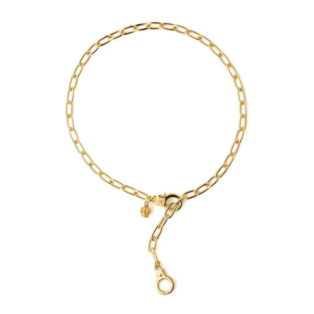 ジャスティンデイビスさんのインスタグラム写真 - (ジャスティンデイビスInstagram)「⠀ LOVE CUFF Anklet  カプセルコレクション “LOVE CUFF”アンクレット が全国直営店、公式オンラインストアにて6月23日(金)より発売開始。  ボリューミーなチェーンを繋ぐハンドカフモチーフはラブカフと呼び、愛や絆をホールドする意味を持つ。 アイコンのクラウンチャームがさりげない輝きをプラス、足元にアクセントを効かせてくれます。  <取扱店舗＞ ラフォーレ原宿店  @justindavis_harajuku  阪急うめだ本店 @justindavis_umeda  名古屋パルコ店 @justindavis_nagoya  公式オンラインストア  詳しくは各店舗までお問合せください。  #justindavis #ジャスティンデイビス #anklet #アンクレット」6月19日 18時08分 - justindavis_jewels