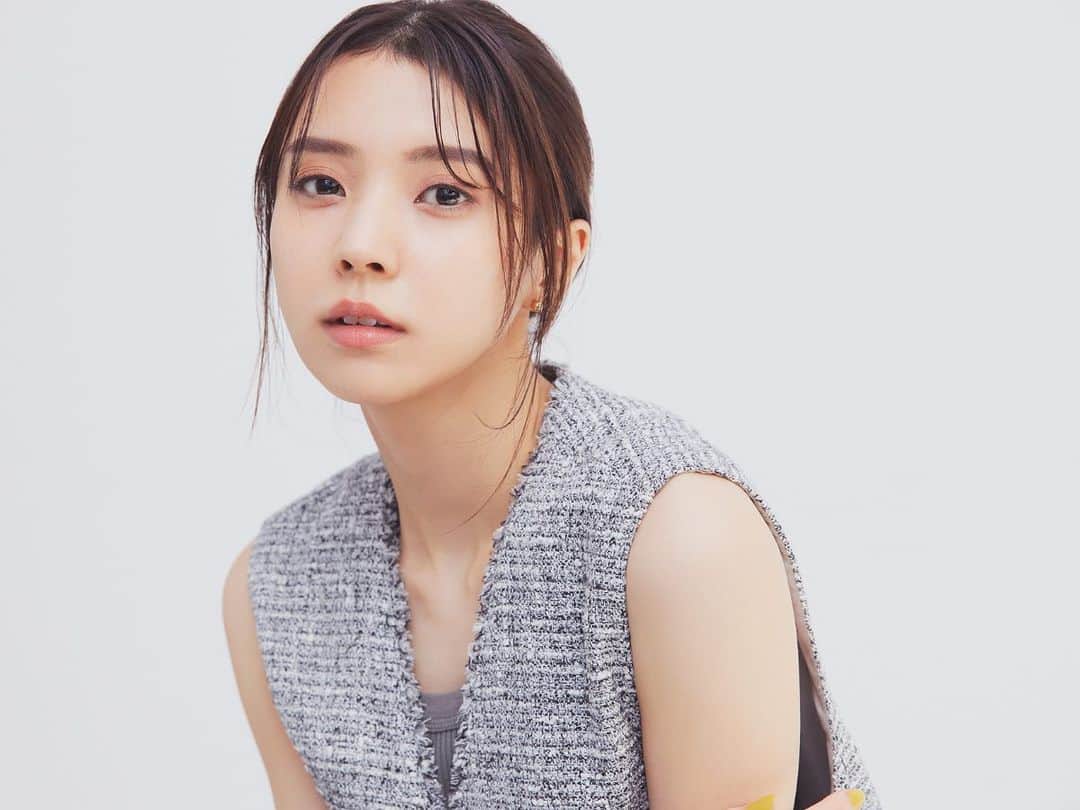 のインスタグラム：「【夏のヘアアレンジ】5秒でサッとまとまる！「あか抜けシニョン」をご紹介します☝️❣️  やり方を覚えれば、出先でもサッと5秒でまとめられるので、やる気を出したいとき、ラーメンを食べるときなど、気持ちをスイッチしたいときにおすすめです🥰  📸 @tatsuyanakagawa0  💄 @haruna__yamaguchi  🧥 @stylistmikuishikawa  ✍️ @piroe.m   #小林由依 #櫻坂46 #ヘアアレンジ #シニョン #夏ヘア」