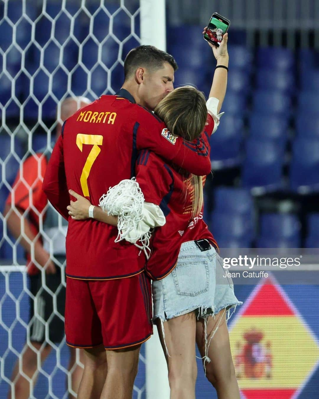 アルバロ・モラタさんのインスタグラム写真 - (アルバロ・モラタInstagram)「VAMOOOOSSSS 🇪🇸♥️ estamos muy orgullosos de ti y verte cumplir tus sueños es increíble! Te amo @alvaromorata vaaaamoooos @sefutbol ♥️♥️♥️」6月19日 18時09分 - alvaromorata