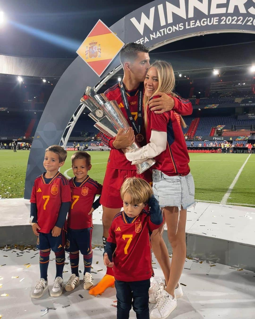 アルバロ・モラタのインスタグラム：「VAMOOOOSSSS 🇪🇸♥️ estamos muy orgullosos de ti y verte cumplir tus sueños es increíble! Te amo @alvaromorata vaaaamoooos @sefutbol ♥️♥️♥️」